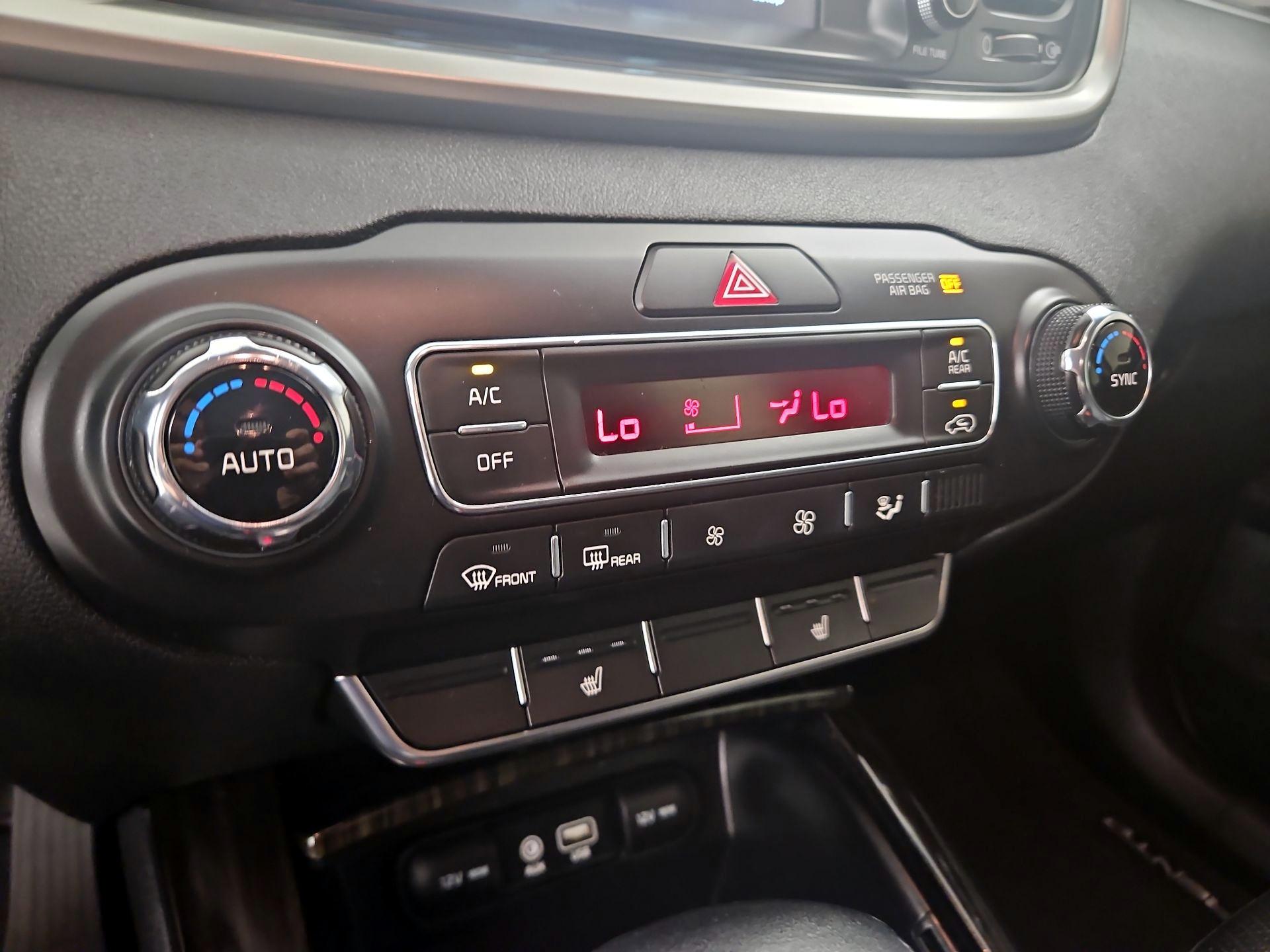 Thumbnail: 2019 Kia Sorento - 16