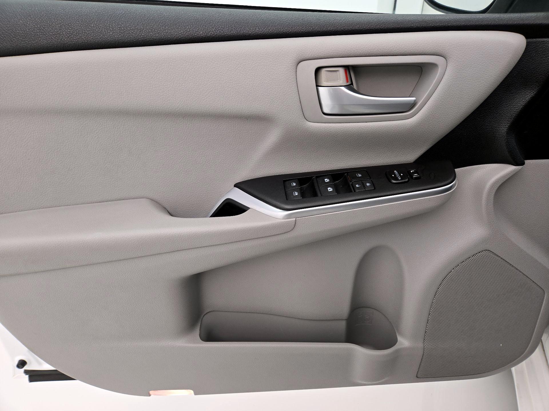 Thumbnail: 2015 Toyota Camry - 12