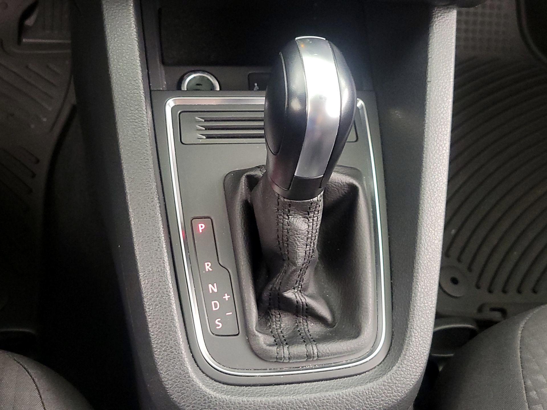 Thumbnail: 2016 Volkswagen Jetta - 16