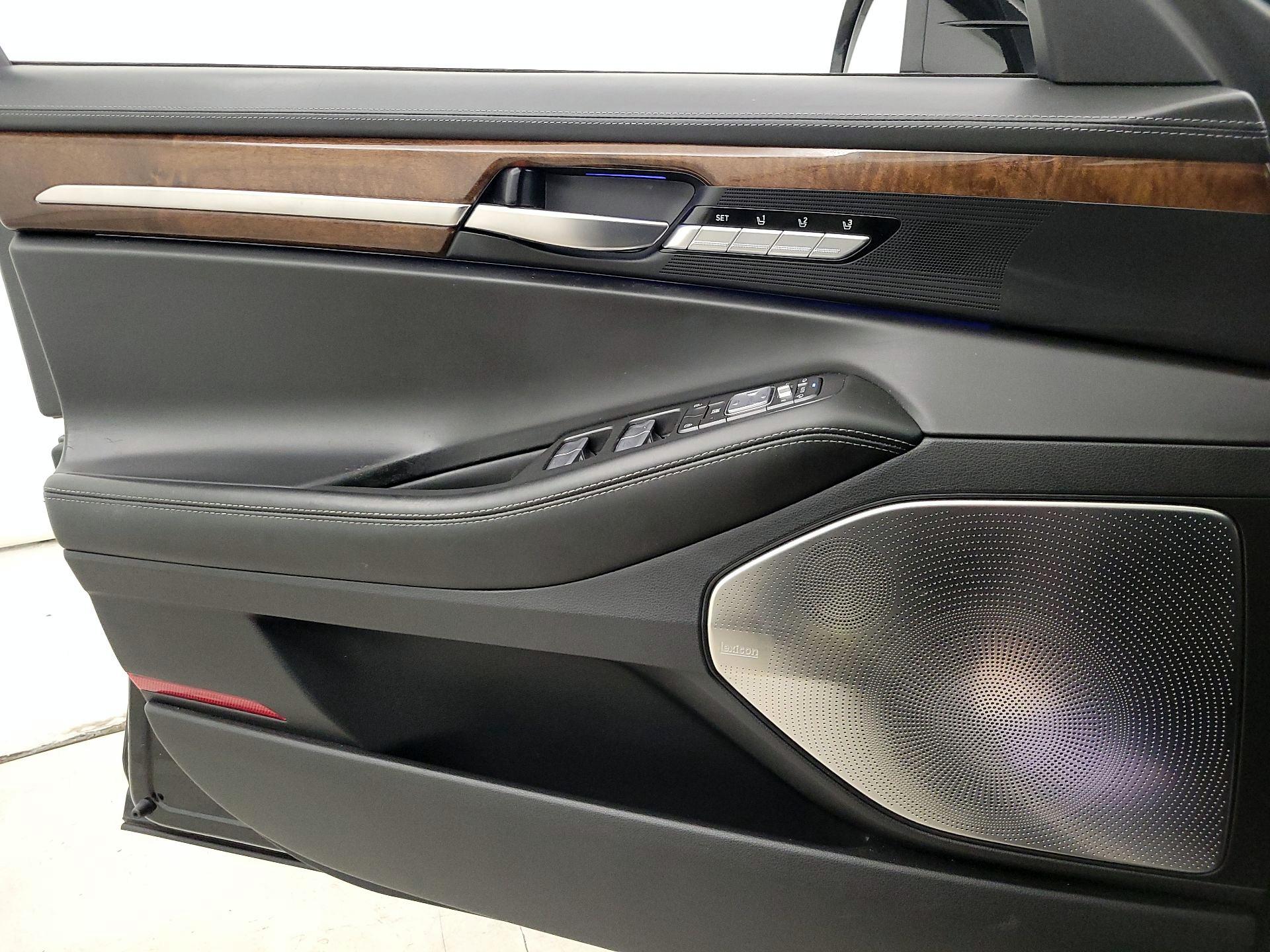 Thumbnail: 2017 Genesis G90 - 12