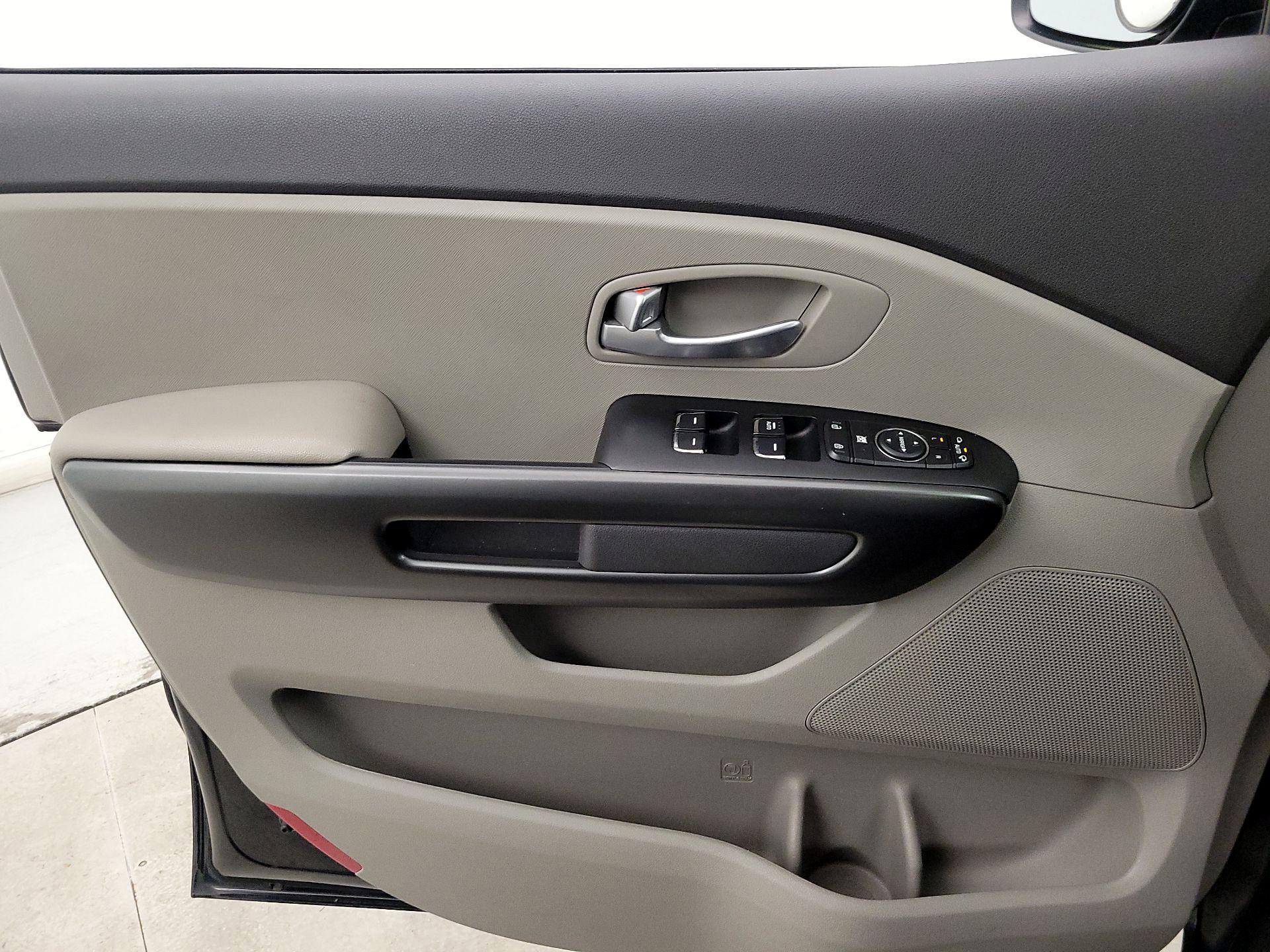 Thumbnail: 2017 Kia Sedona - 12