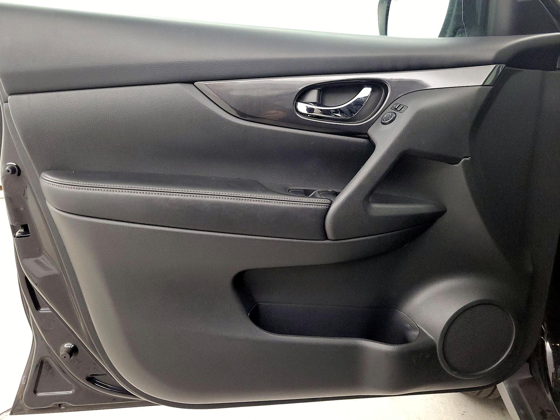 Thumbnail: 2017 Nissan Rogue - 12