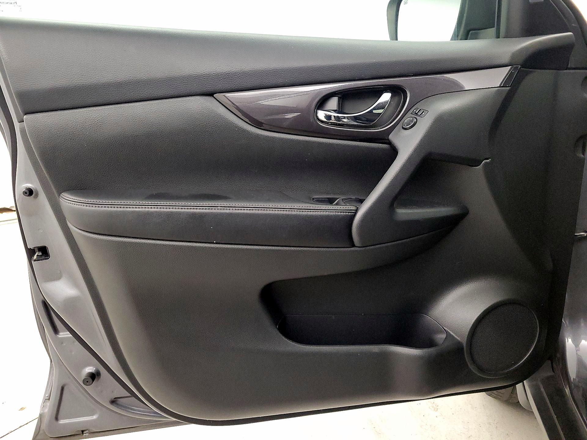 Thumbnail: 2018 Nissan Rogue - 12