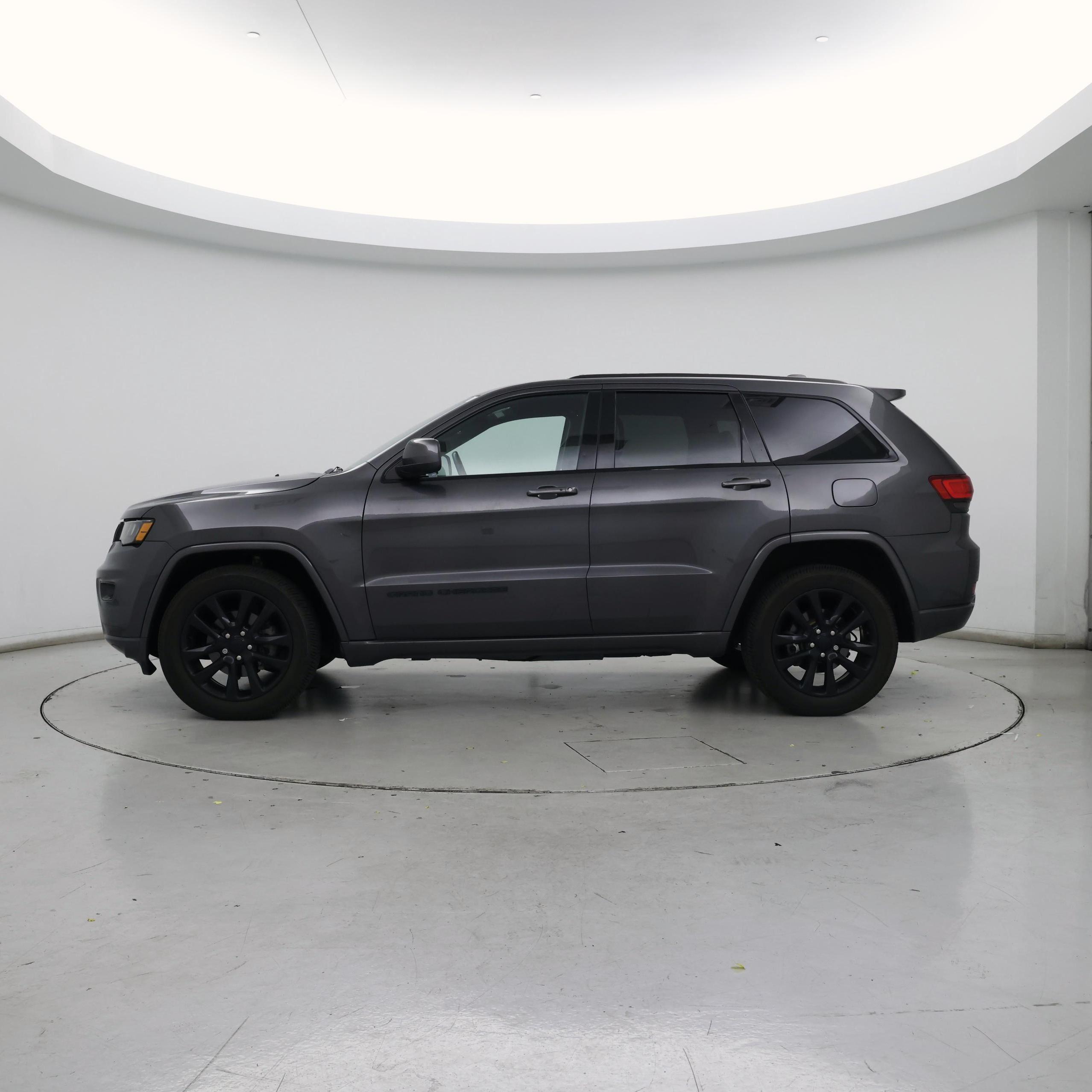 Thumbnail: 2018 Jeep Grand Cherokee - 3