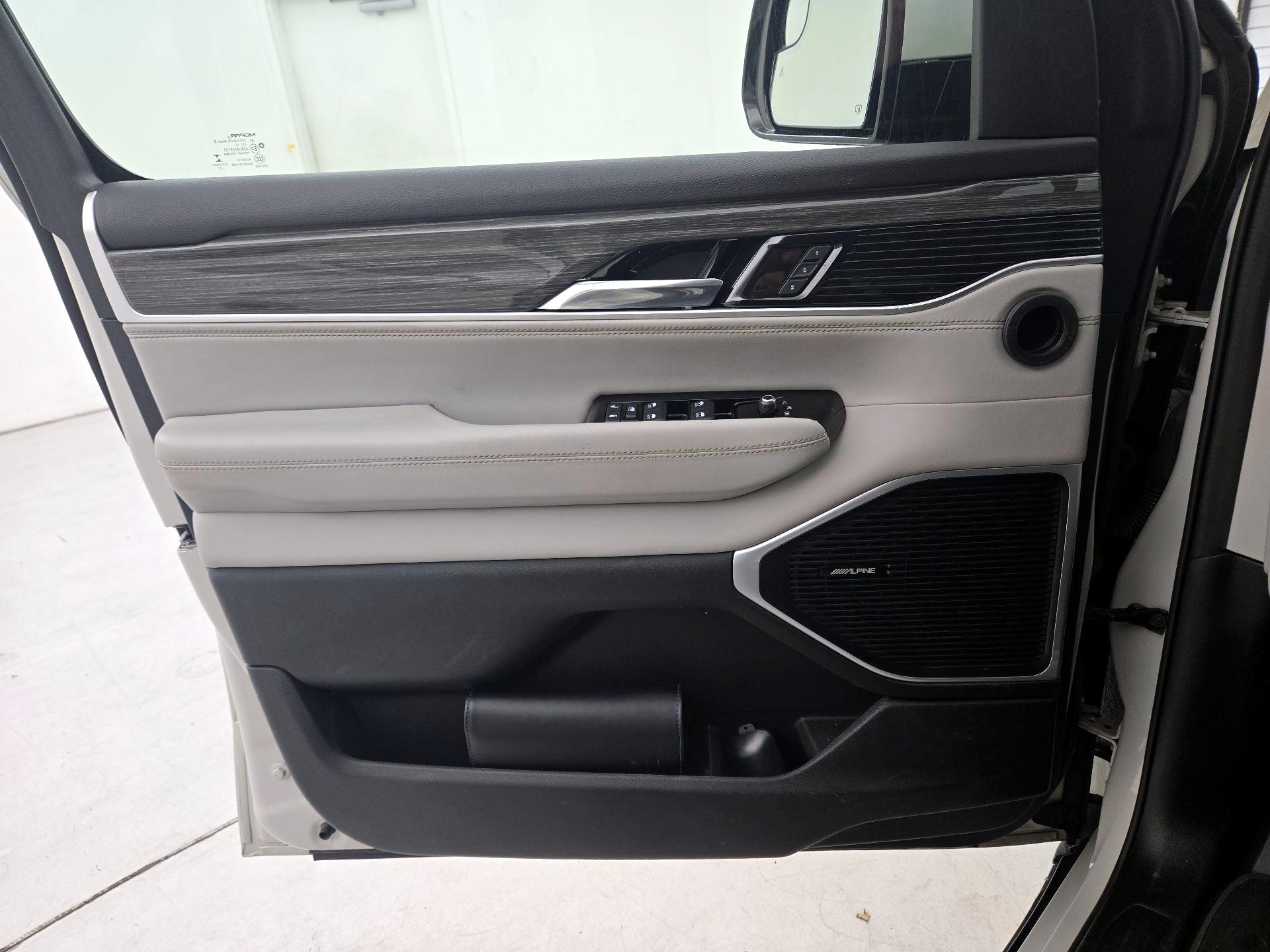 Thumbnail: 2022 Jeep Wagoneer - 12