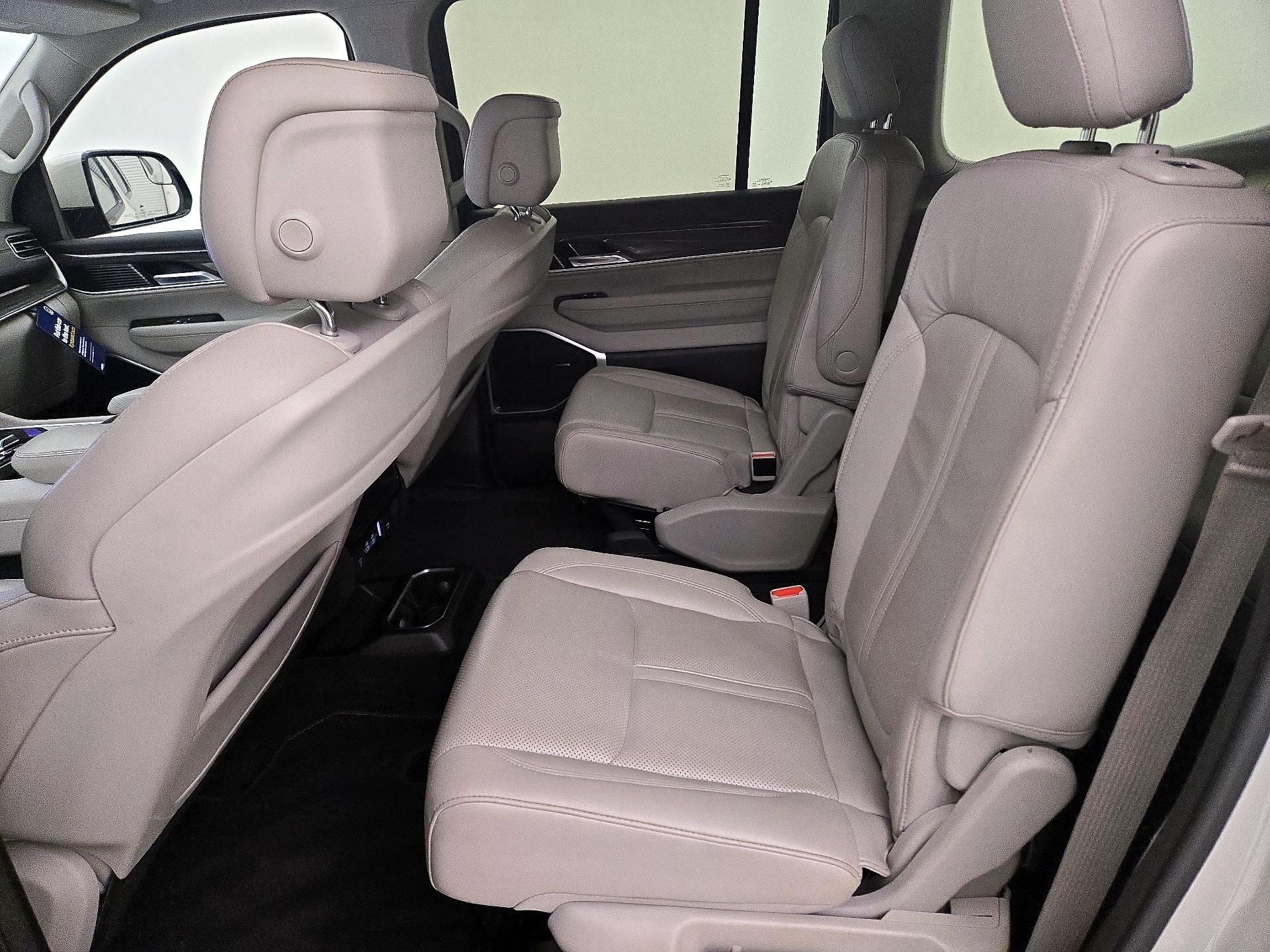 Thumbnail: 2022 Jeep Wagoneer - 20