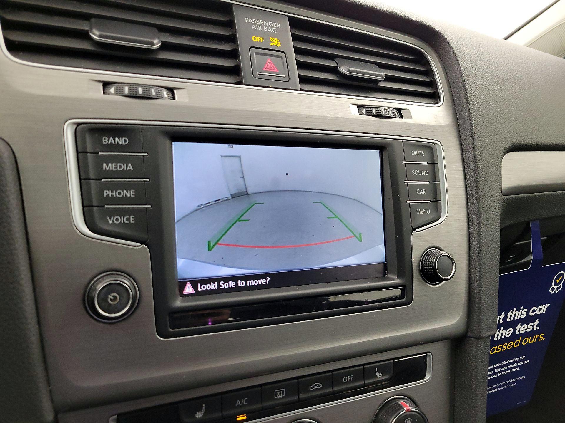 Thumbnail: 2016 Volkswagen Golf - 14