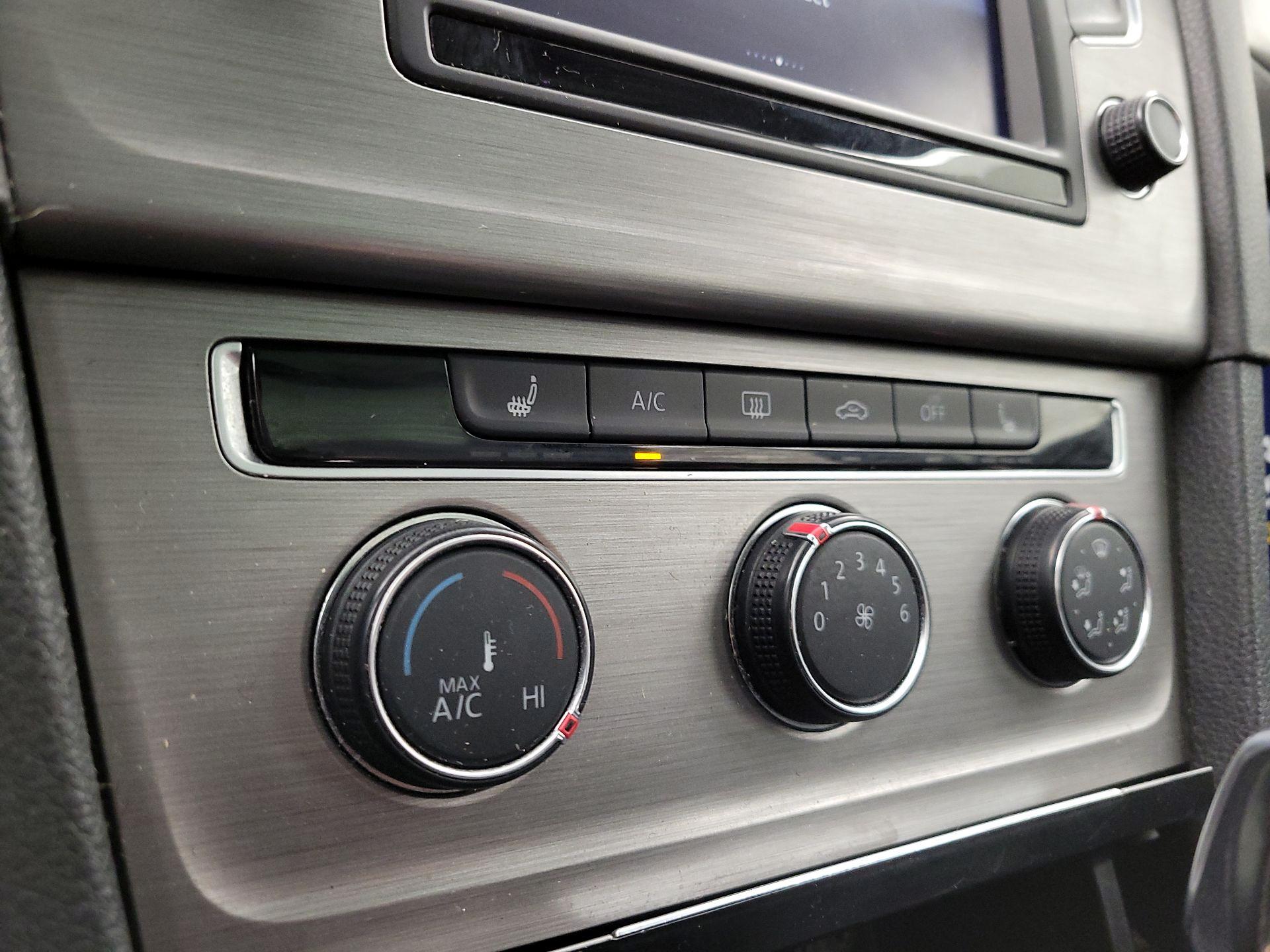 Thumbnail: 2016 Volkswagen Golf - 16