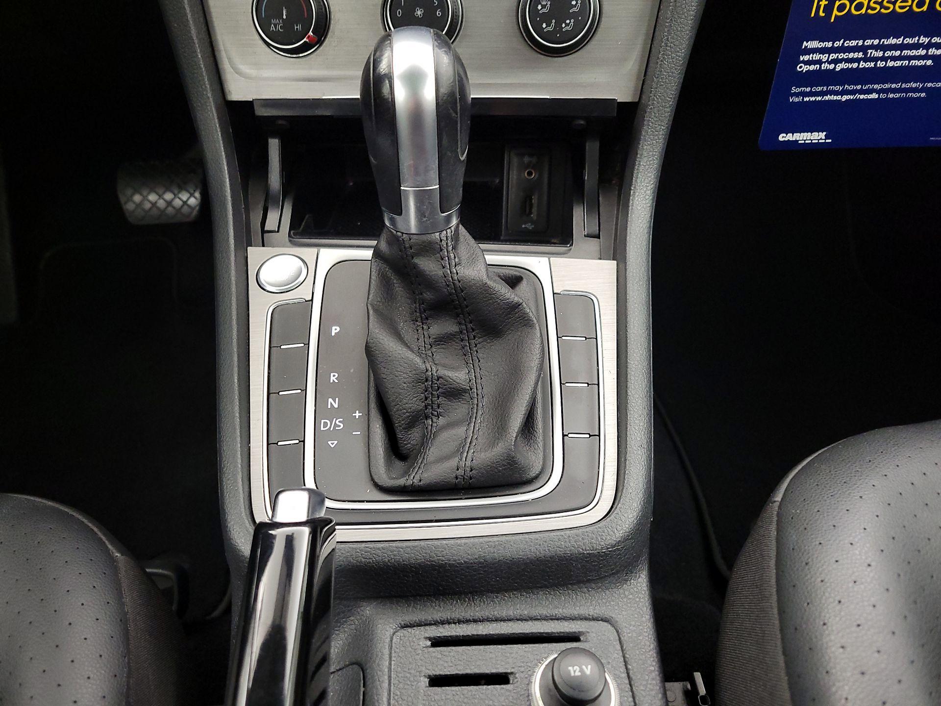 Thumbnail: 2016 Volkswagen Golf - 17