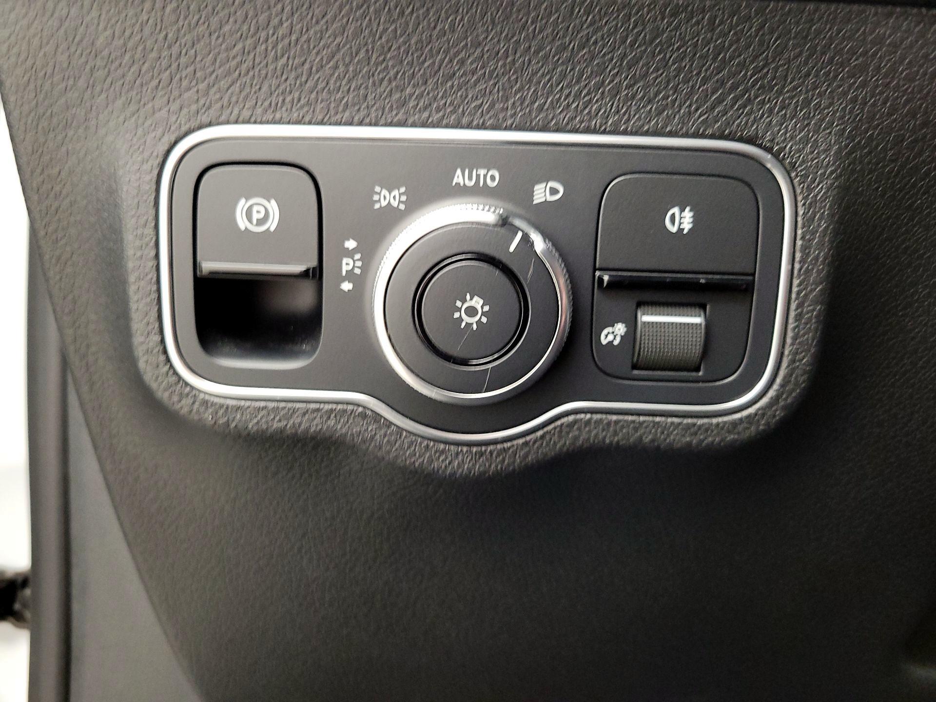 Thumbnail: 2023 Mercedes-Benz GLB - 13