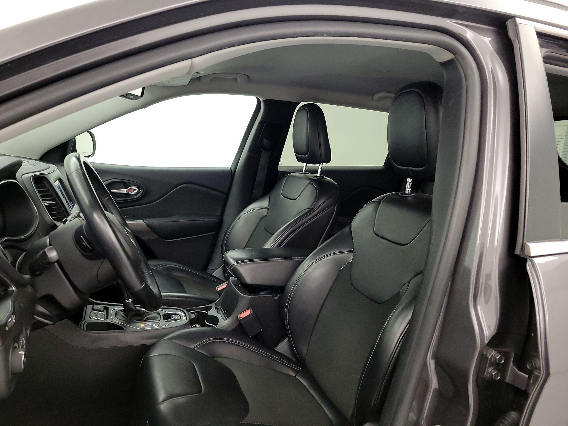 Thumbnail: 2019 Jeep Cherokee - 11