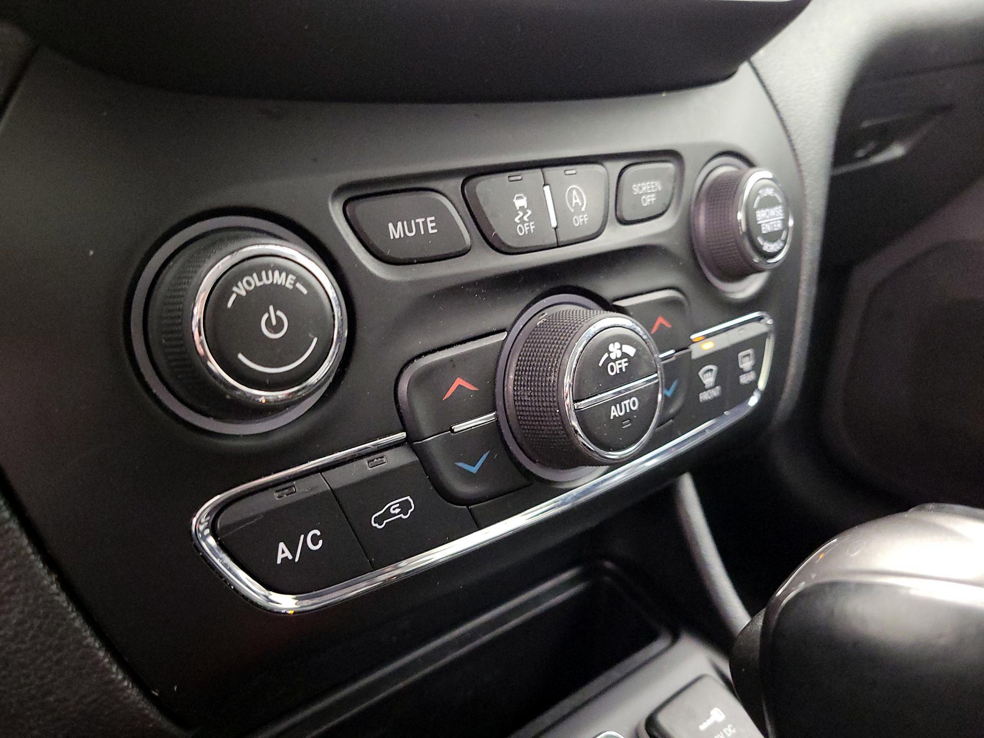 Thumbnail: 2019 Jeep Cherokee - 17