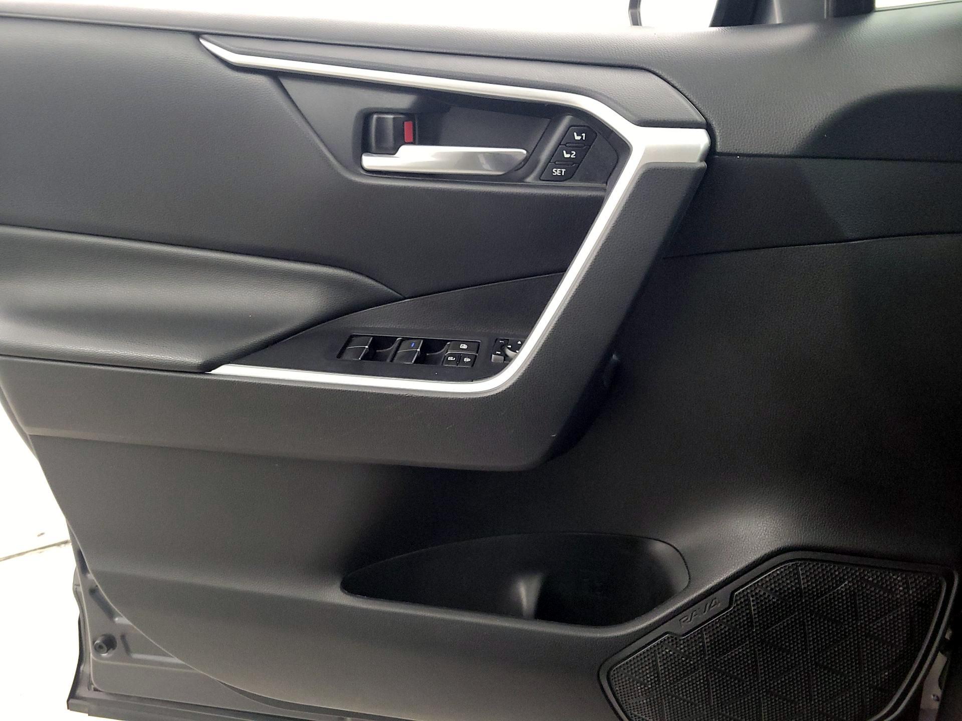 Thumbnail: 2020 Toyota RAV4 - 12