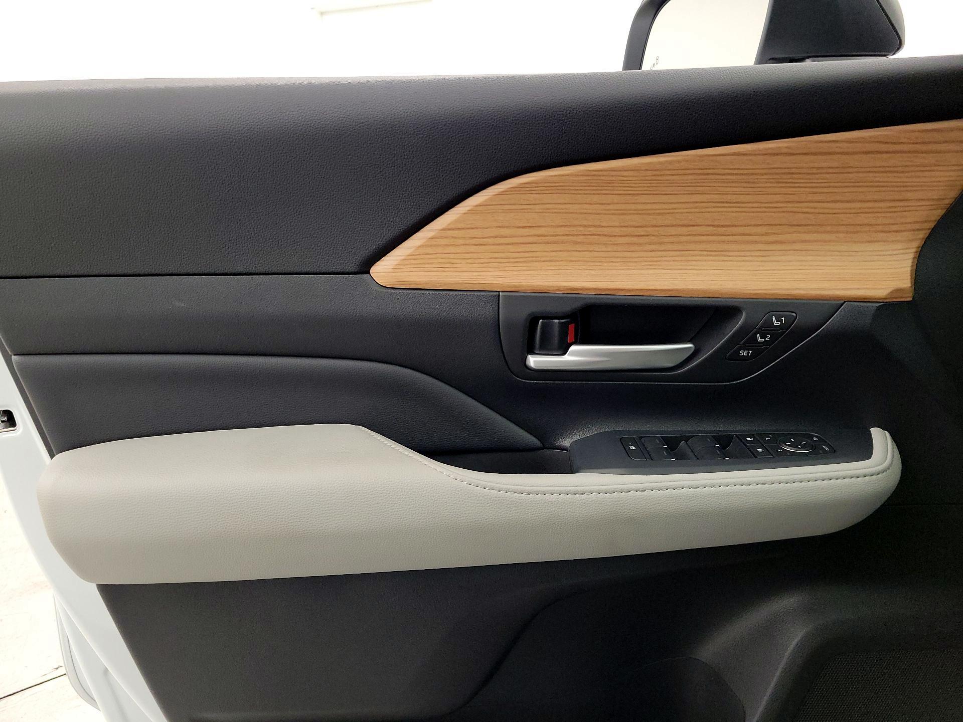 Thumbnail: 2025 Toyota Highlander - 12