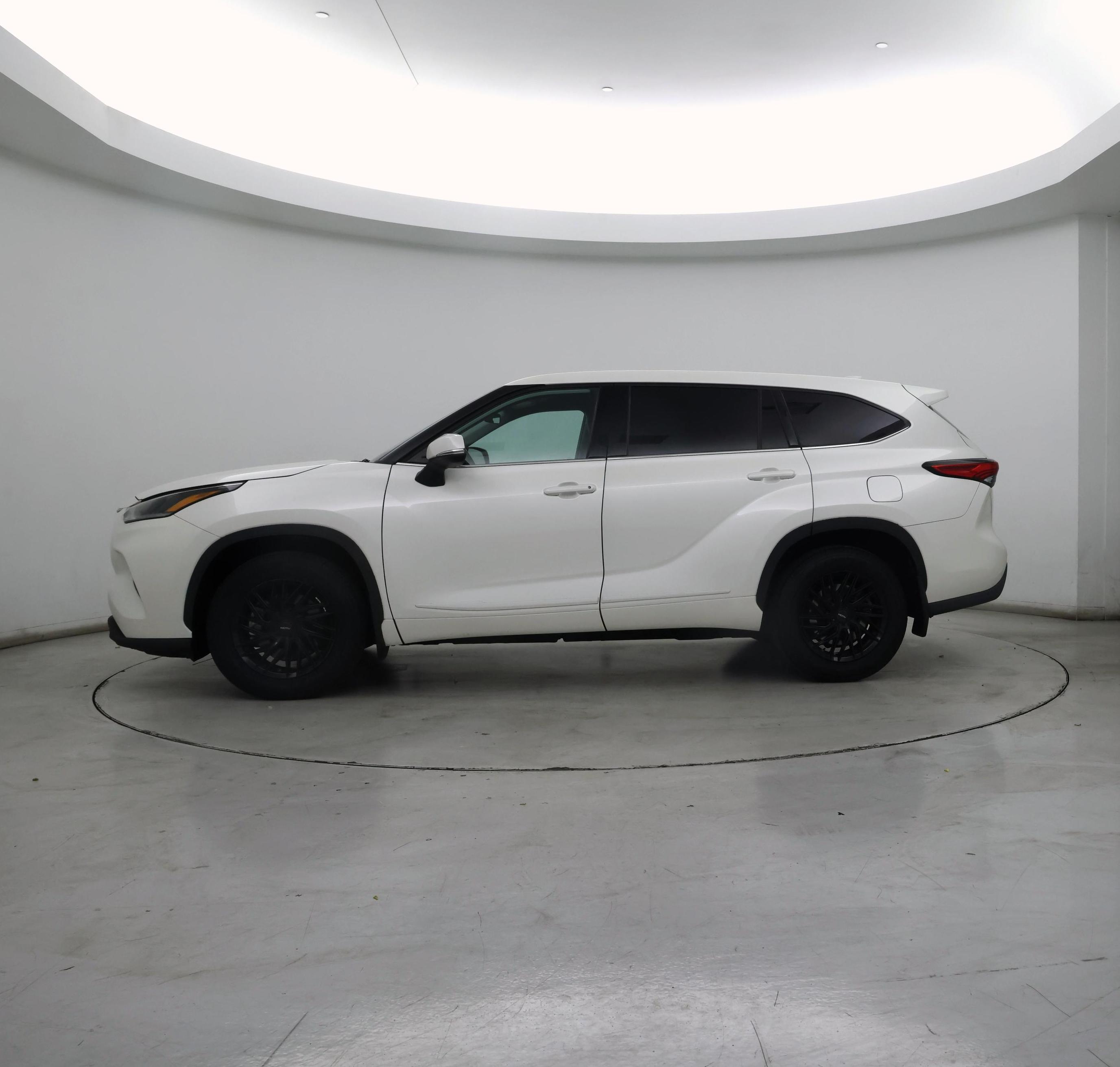 Thumbnail: 2021 Toyota Highlander - 3