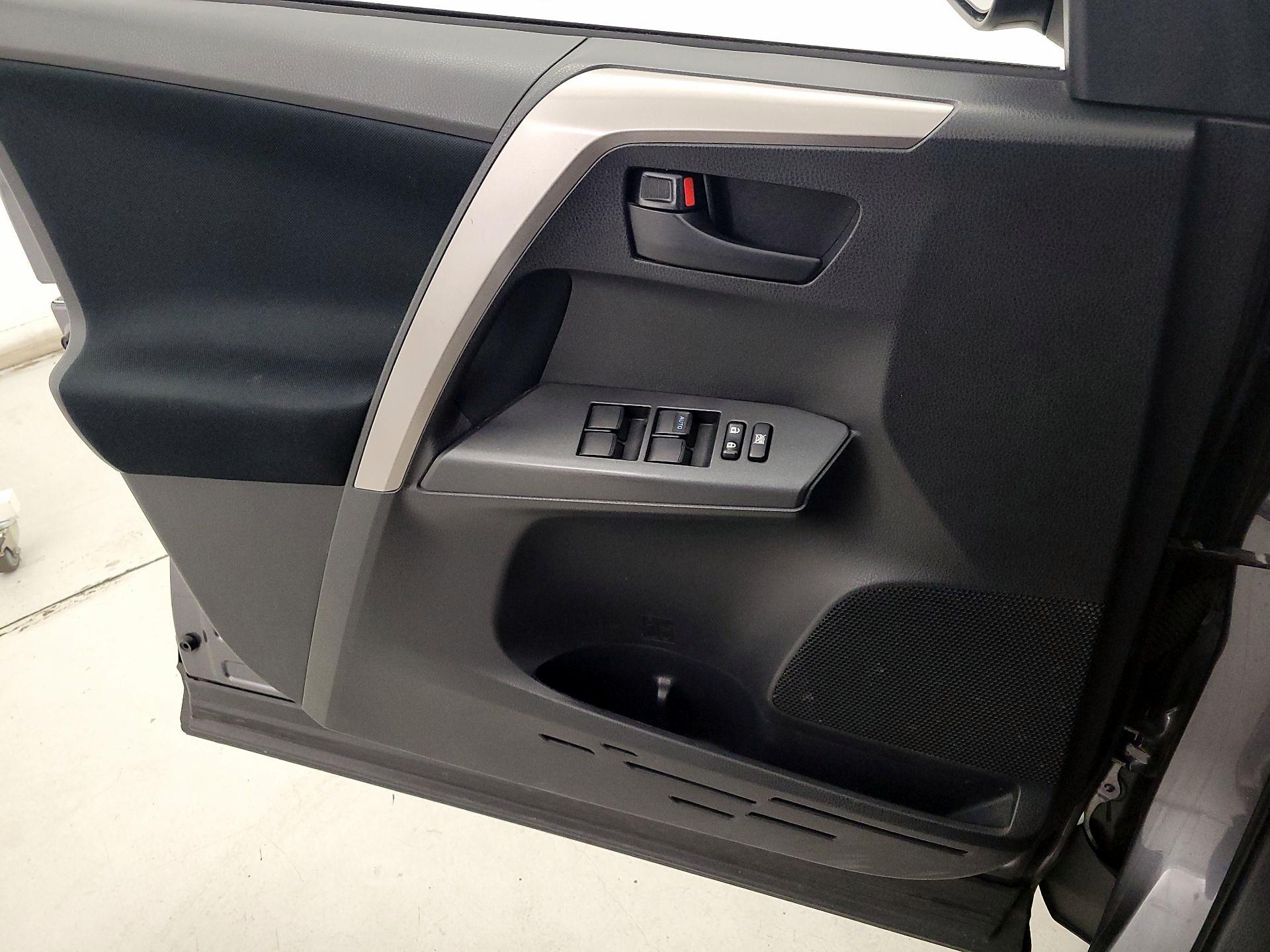 Thumbnail: 2018 Toyota RAV4 - 12