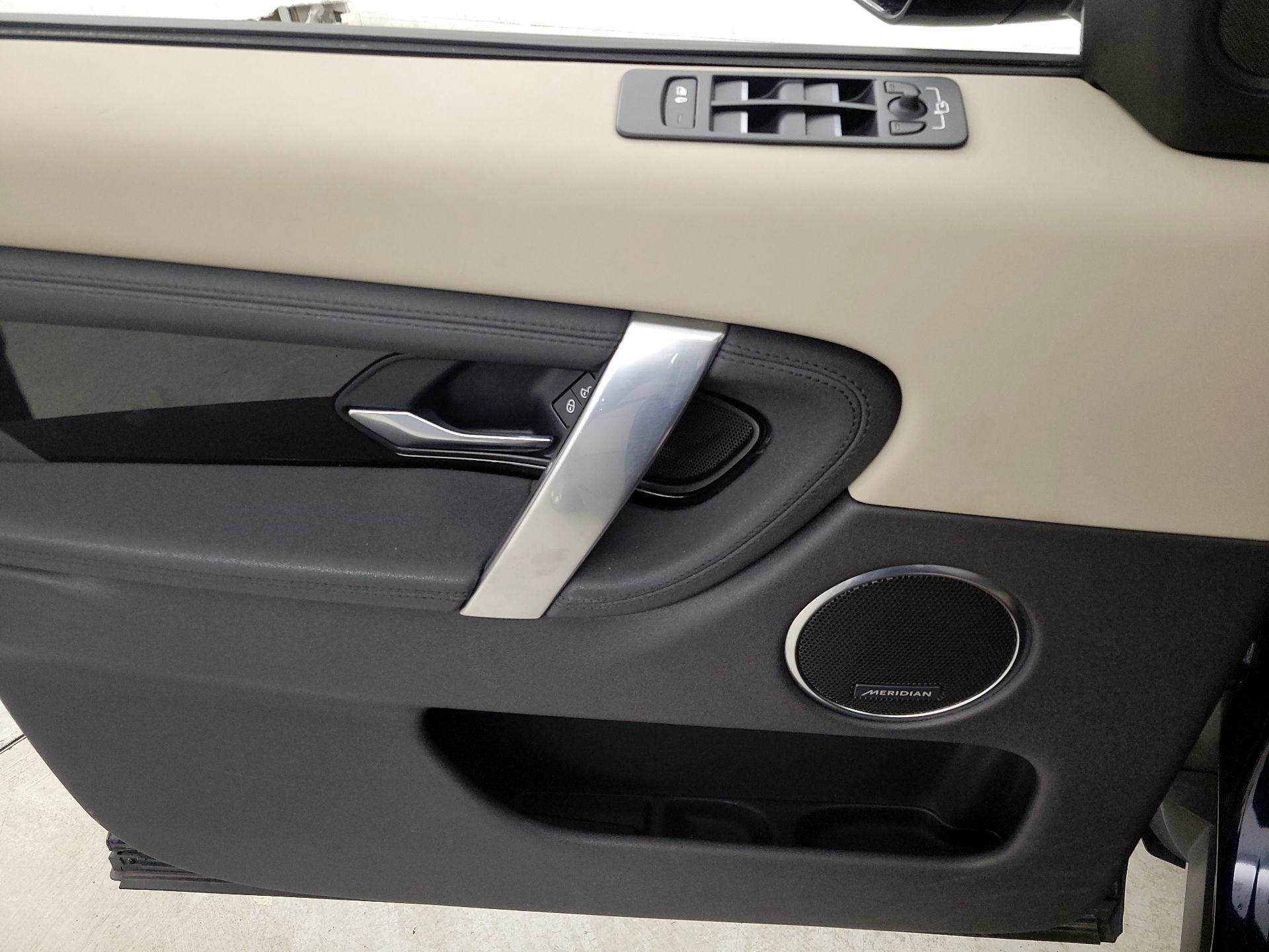 Thumbnail: 2020 Land Rover Discovery Sport - 12