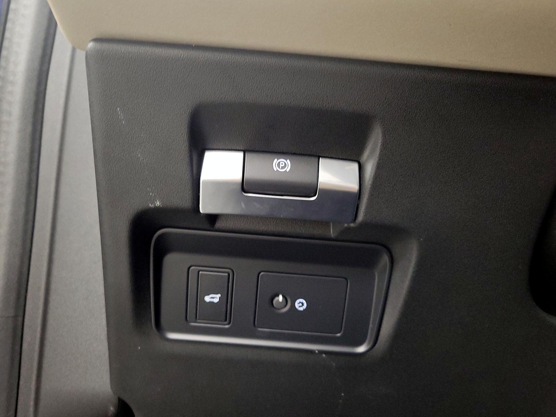 Thumbnail: 2020 Land Rover Discovery Sport - 13