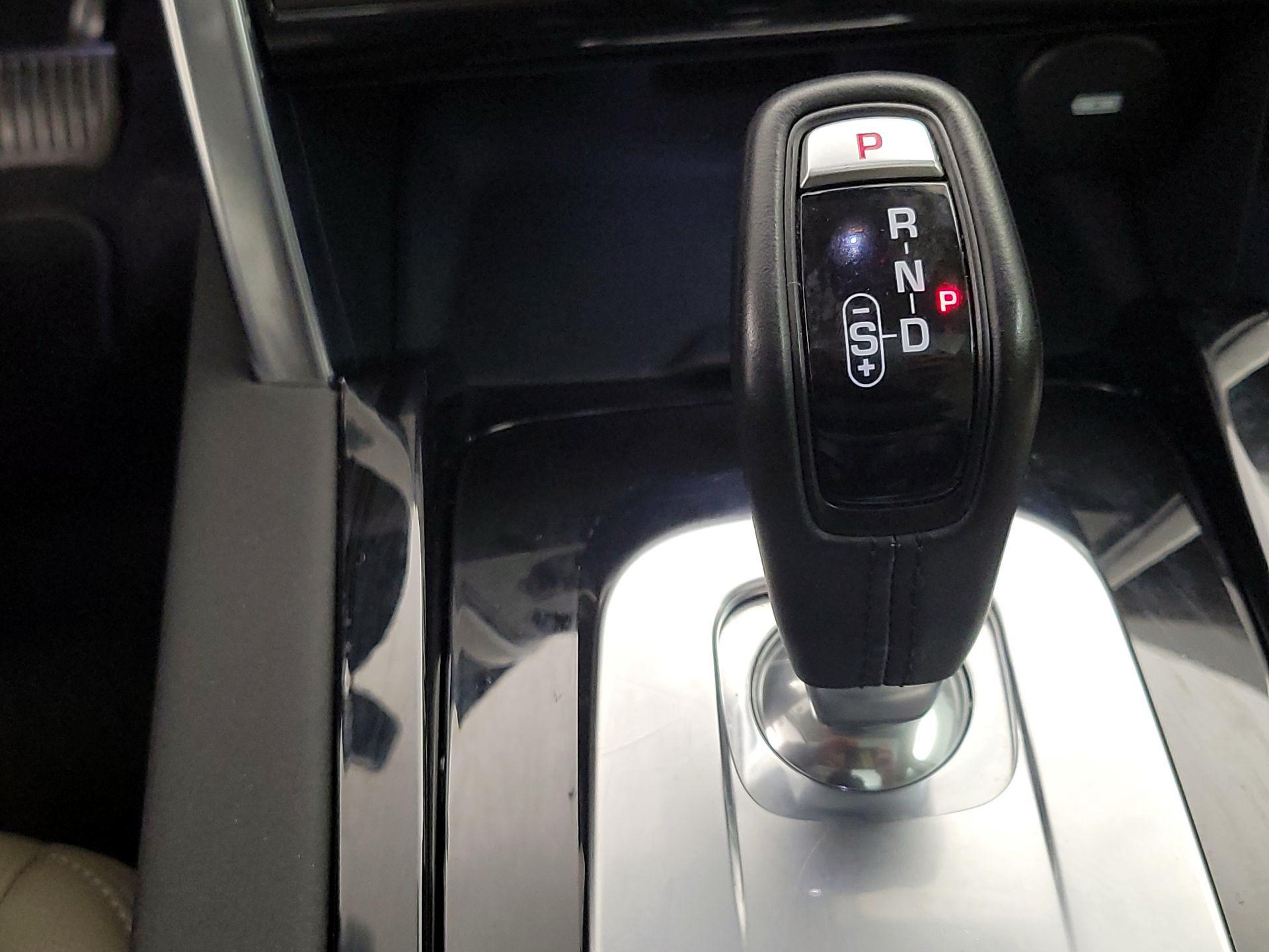 Thumbnail: 2020 Land Rover Discovery Sport - 18