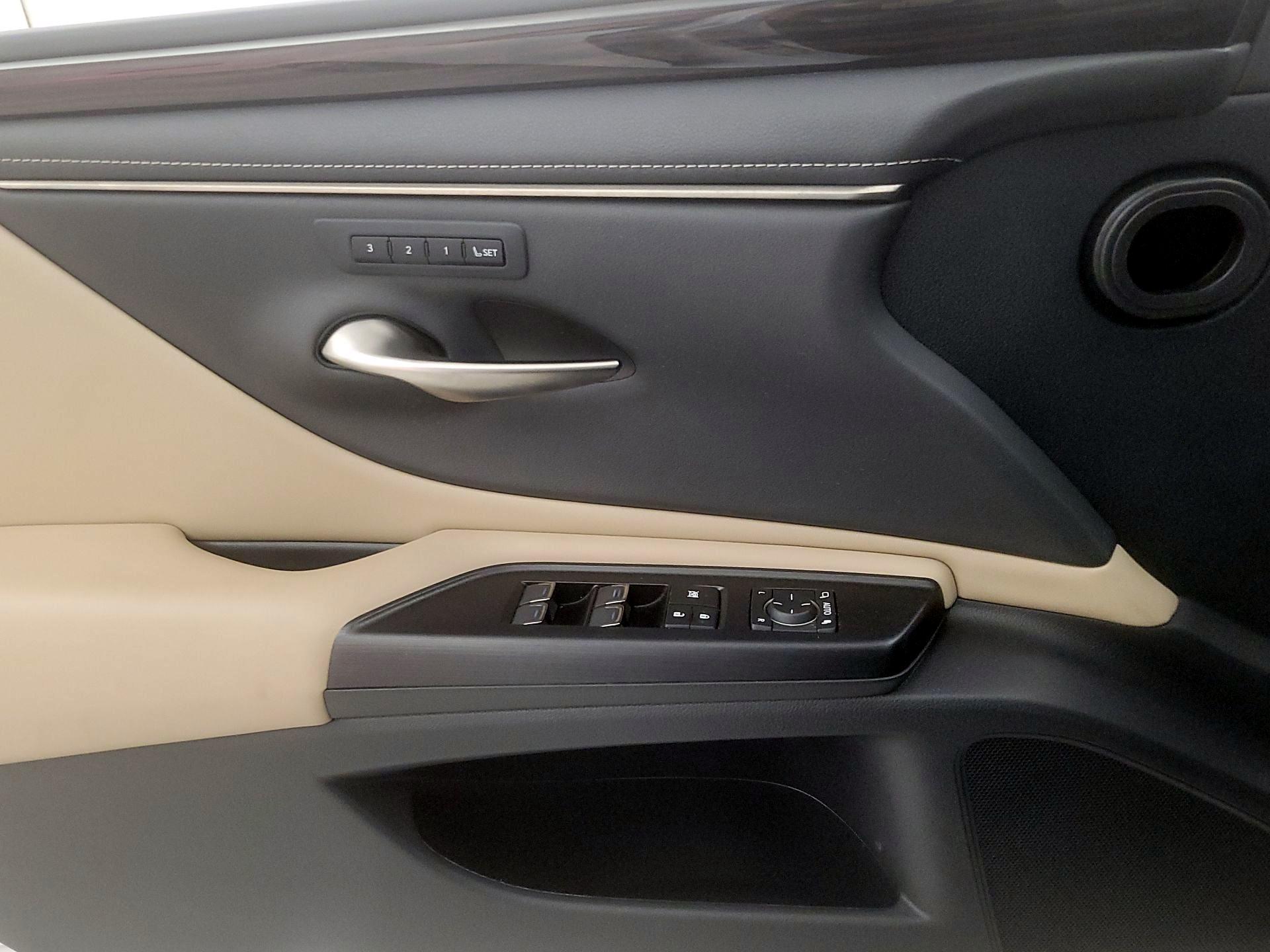 Thumbnail: 2021 Lexus ES - 12