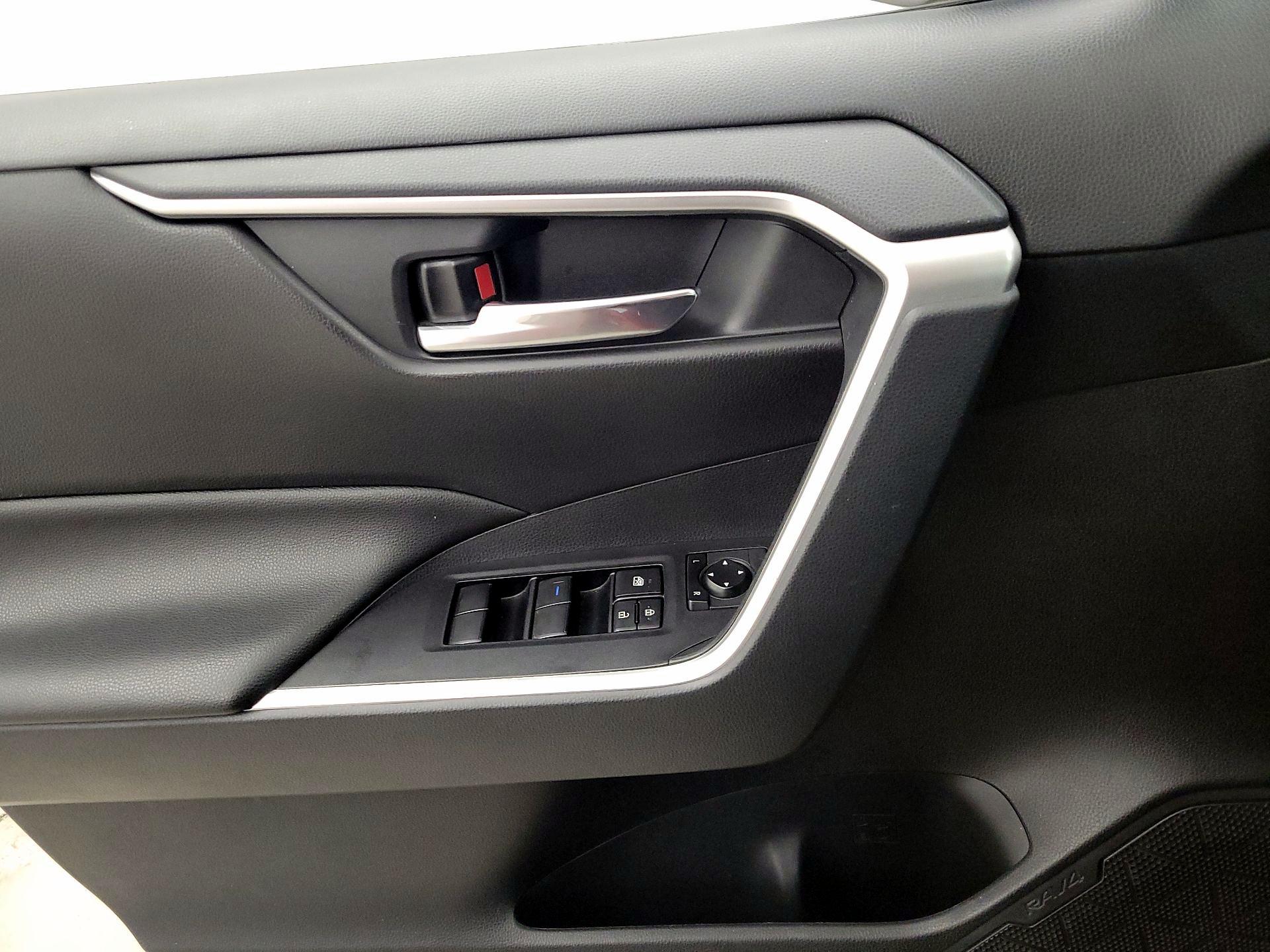 Thumbnail: 2020 Toyota RAV4 - 12