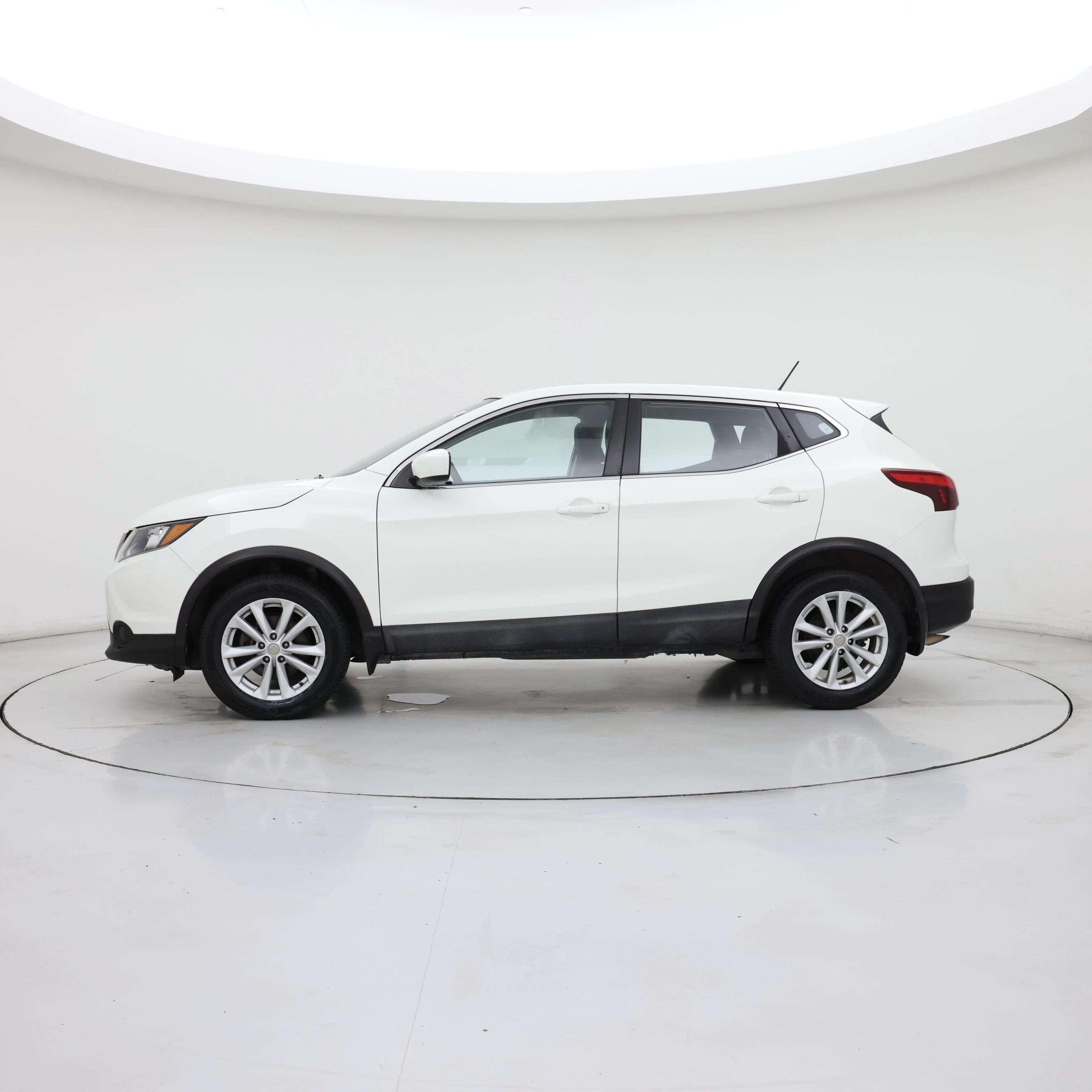Thumbnail: 2017 Nissan Rogue Sport - 3