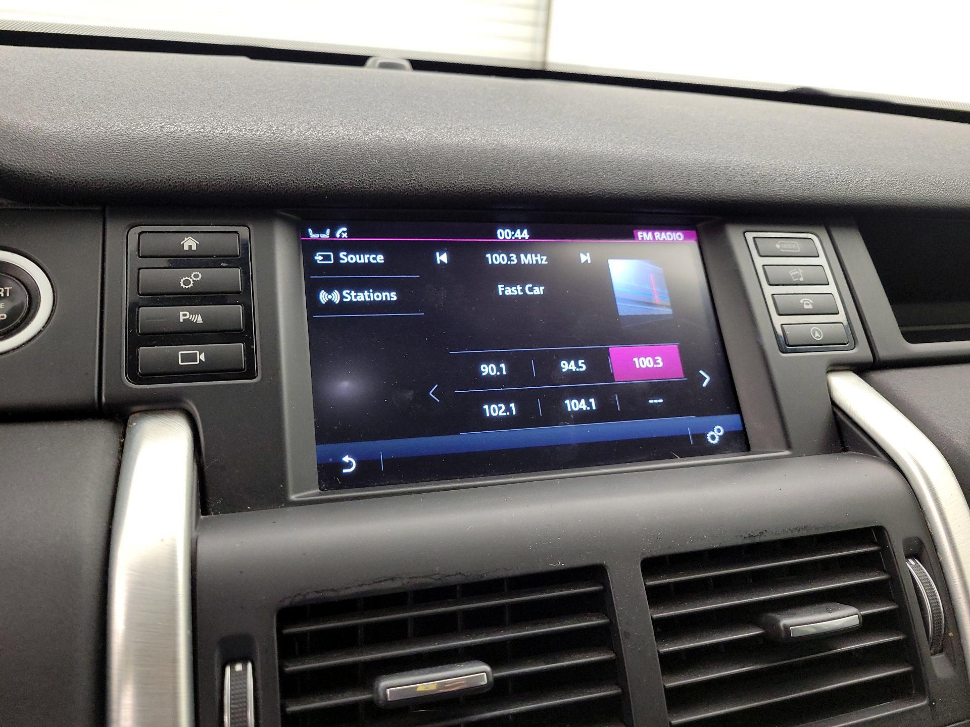 Thumbnail: 2016 Land Rover Discovery Sport - 16