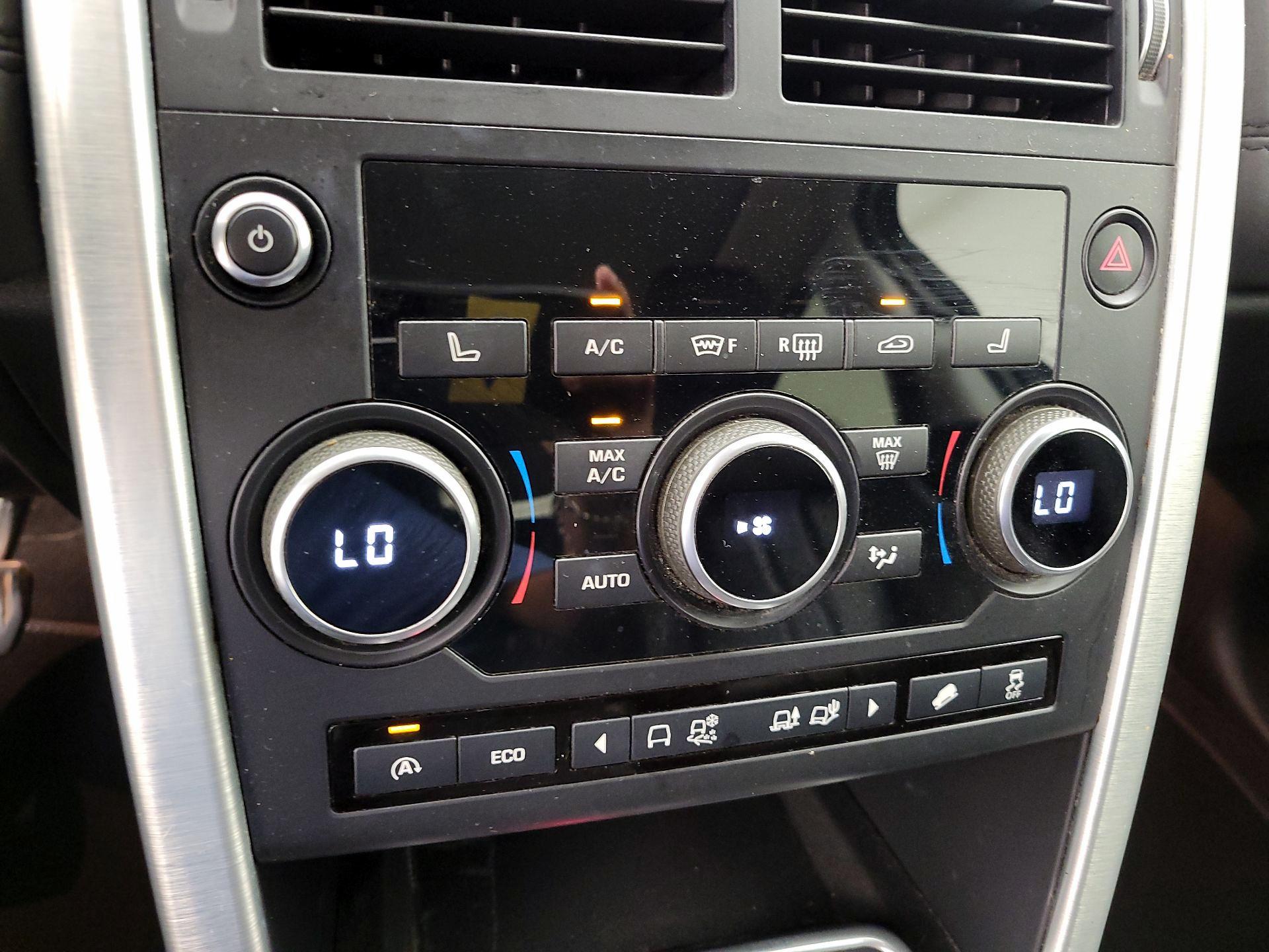 Thumbnail: 2016 Land Rover Discovery Sport - 17