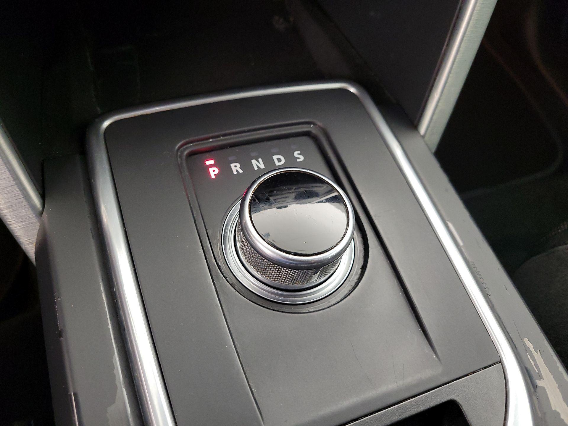 Thumbnail: 2016 Land Rover Discovery Sport - 18