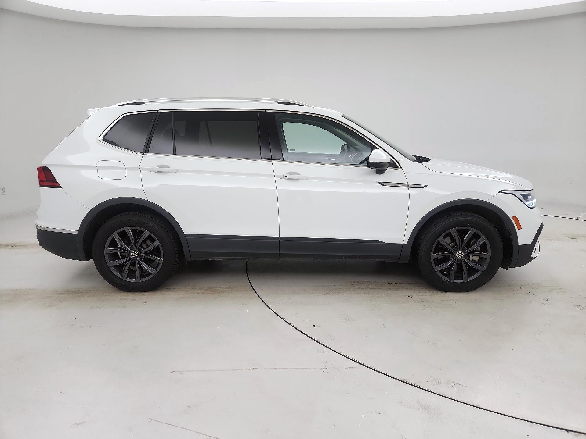 Thumbnail: 2022 Volkswagen Tiguan - 4