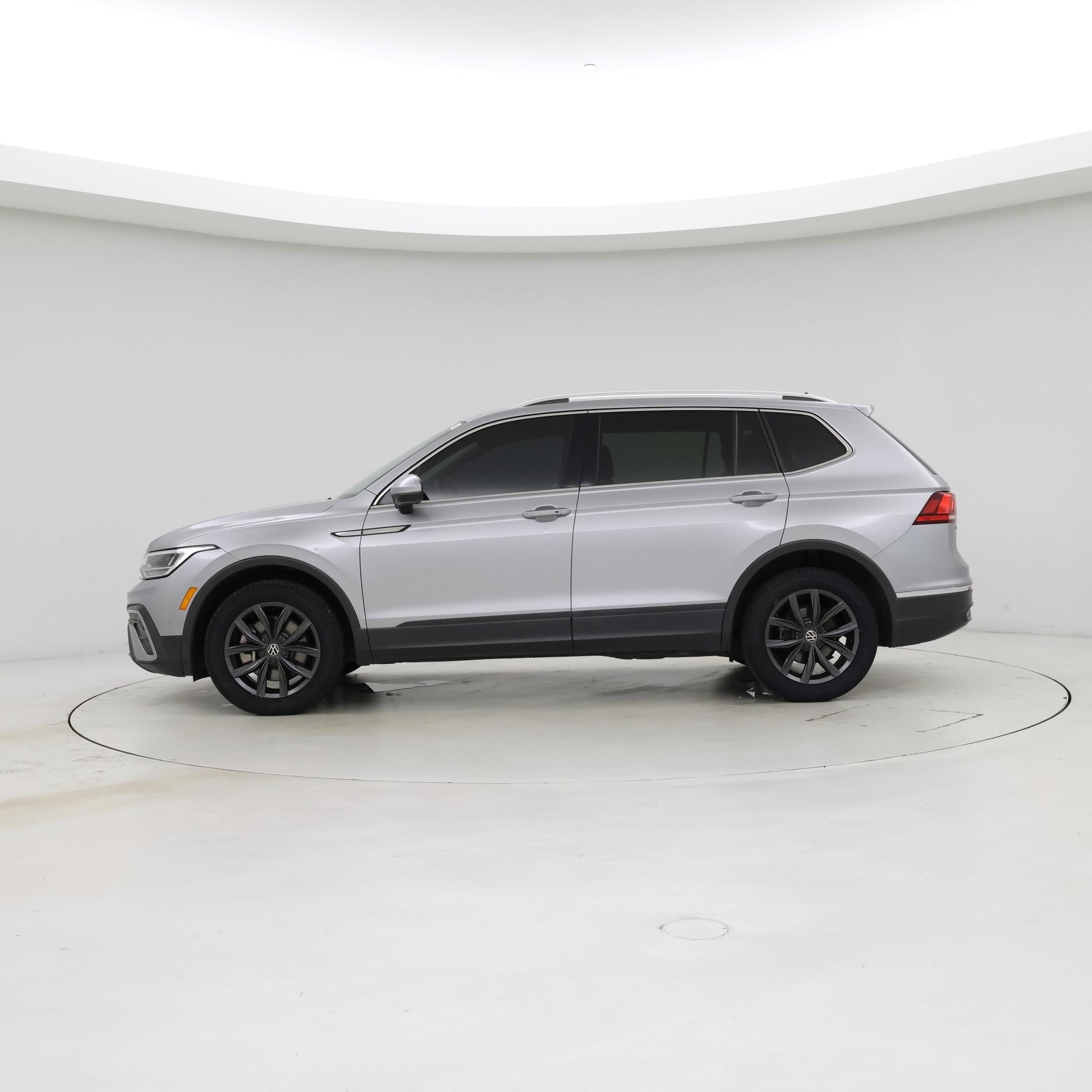 Thumbnail: 2022 Volkswagen Tiguan - 3