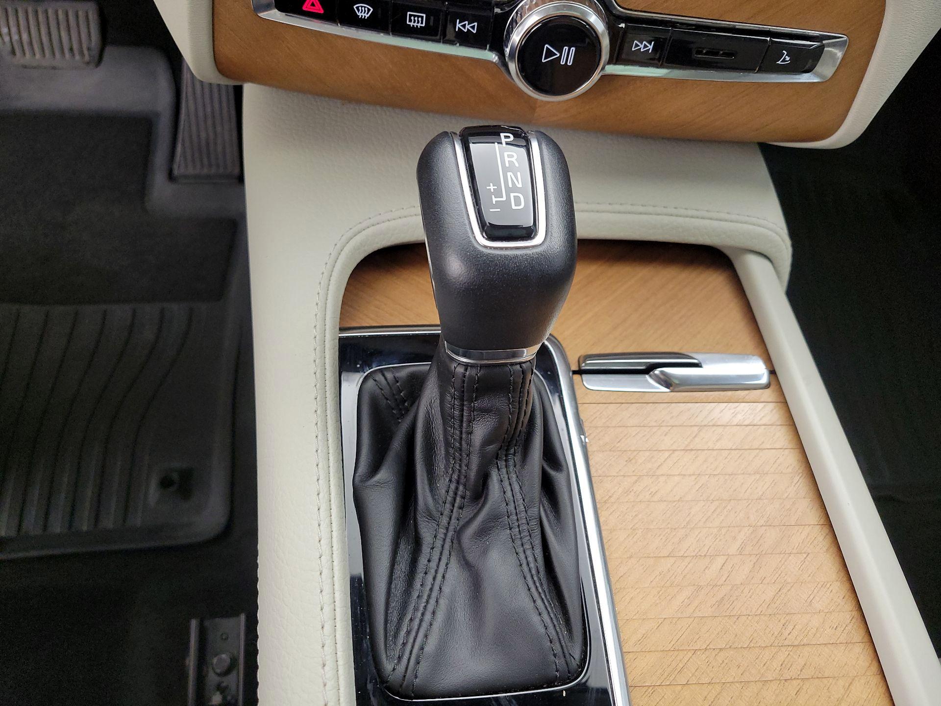 Thumbnail: 2022 Volvo XC90 - 17