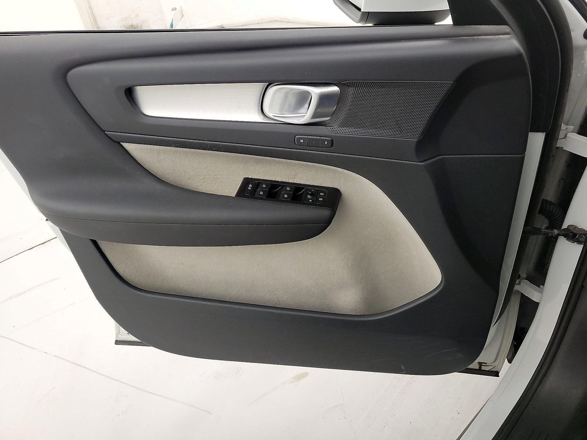 Thumbnail: 2021 Volvo XC40 - 12