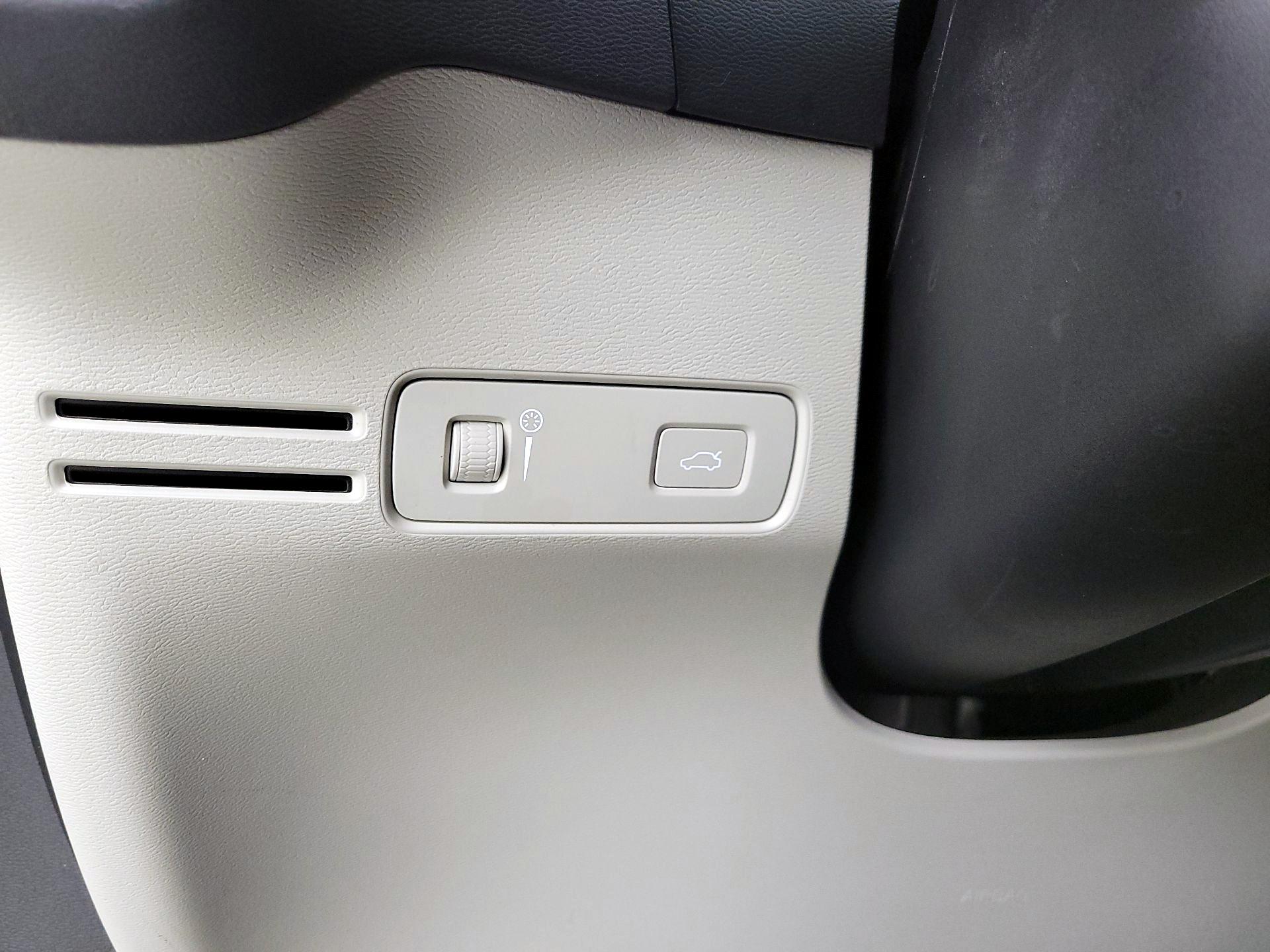 Thumbnail: 2021 Volvo XC40 - 13