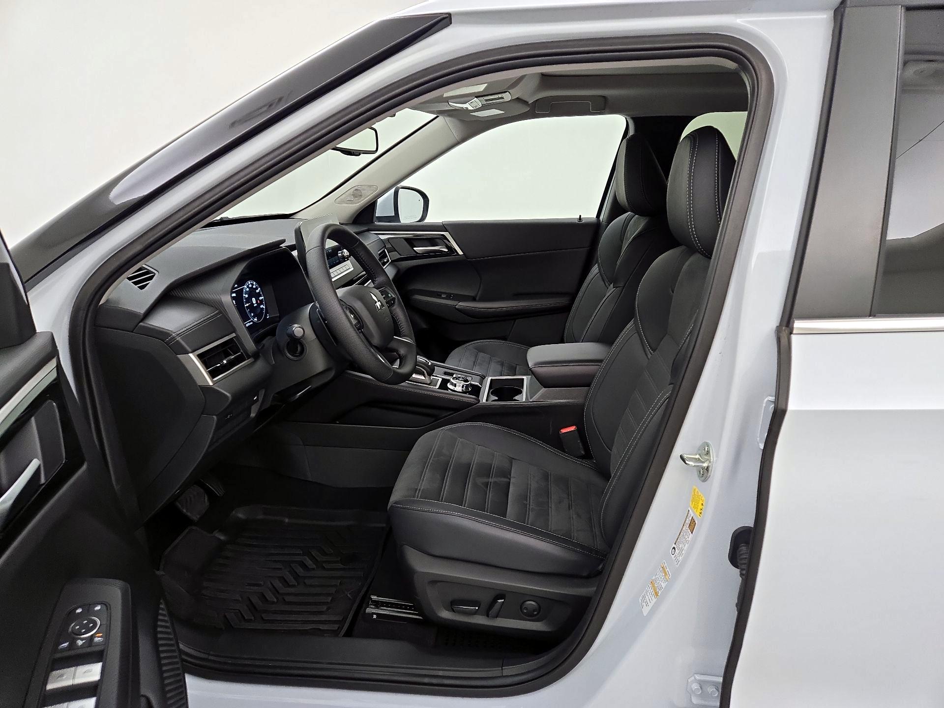 Thumbnail: 2024 Mitsubishi Outlander - 11