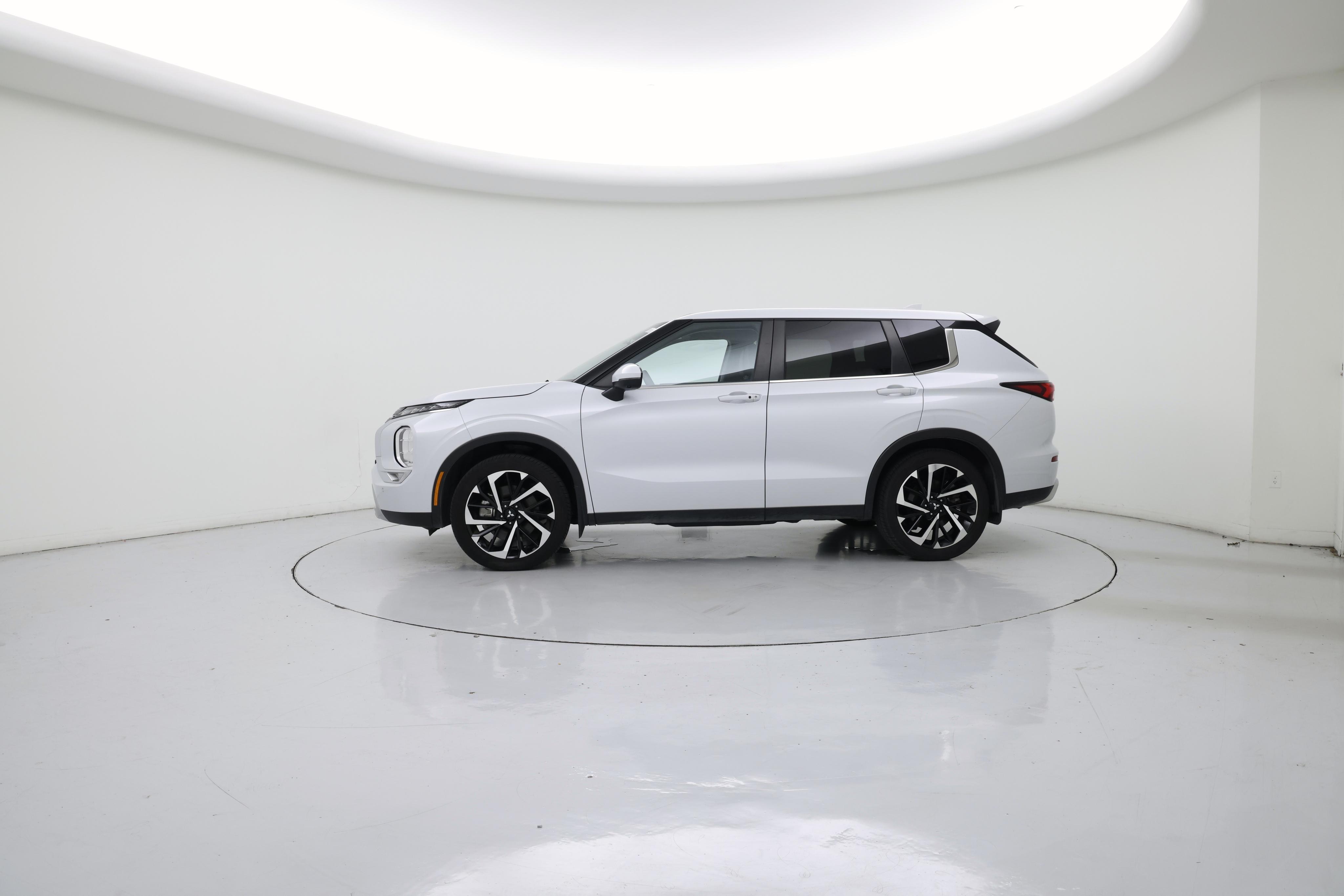 Thumbnail: 2024 Mitsubishi Outlander - 3