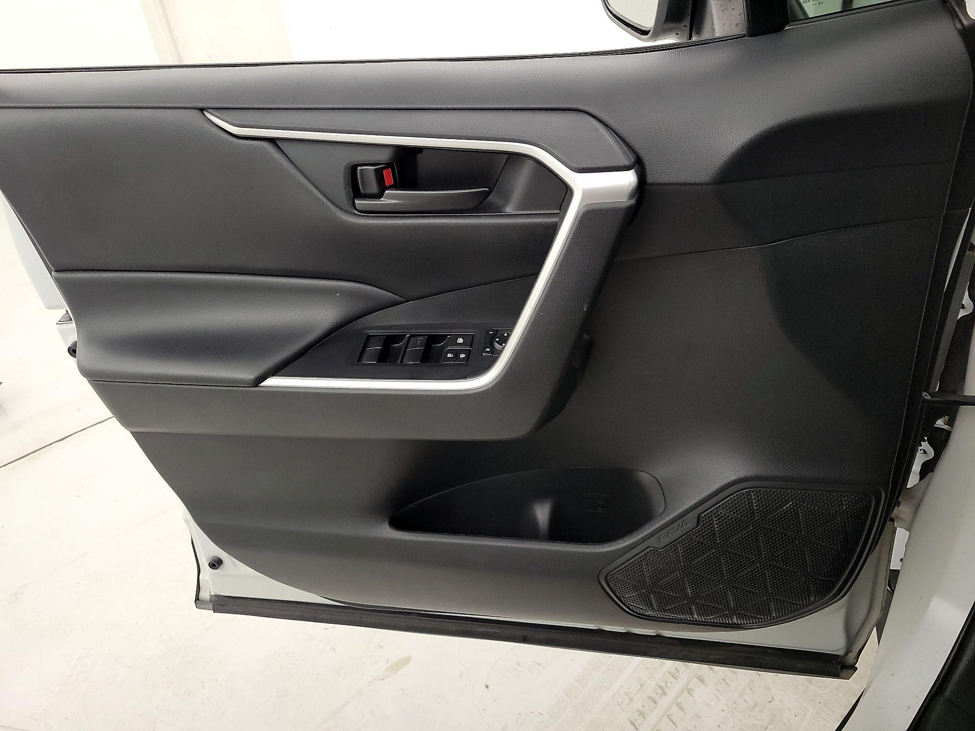 Thumbnail: 2020 Toyota RAV4 - 12