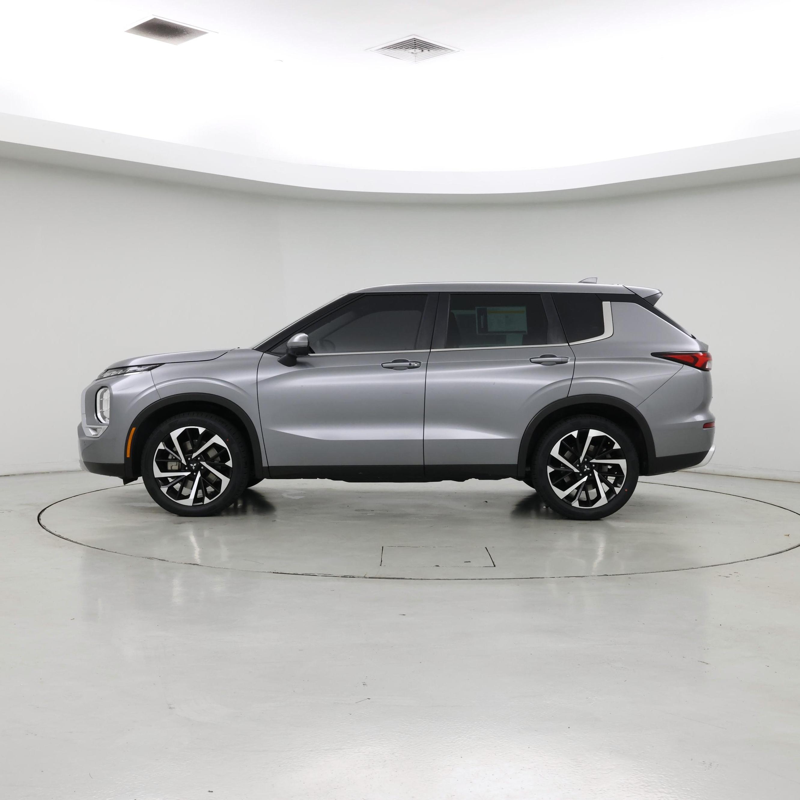 Thumbnail: 2023 Mitsubishi Outlander - 3