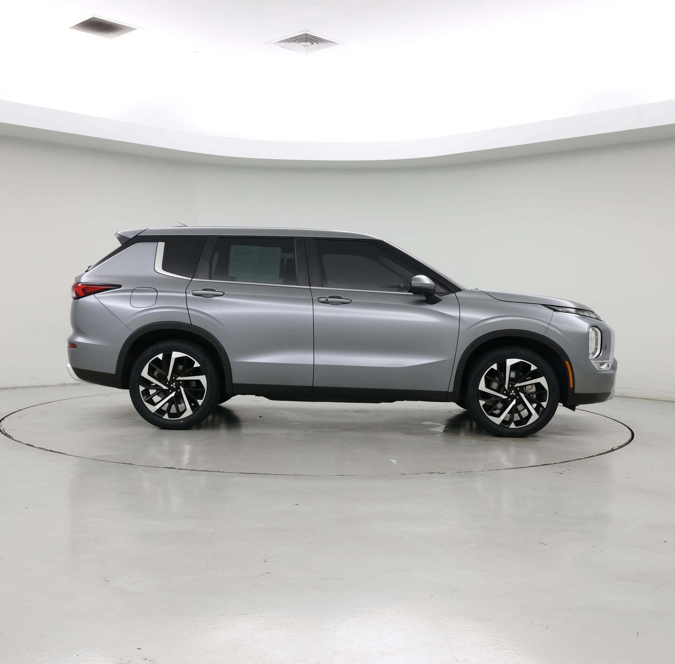 Thumbnail: 2023 Mitsubishi Outlander - 7