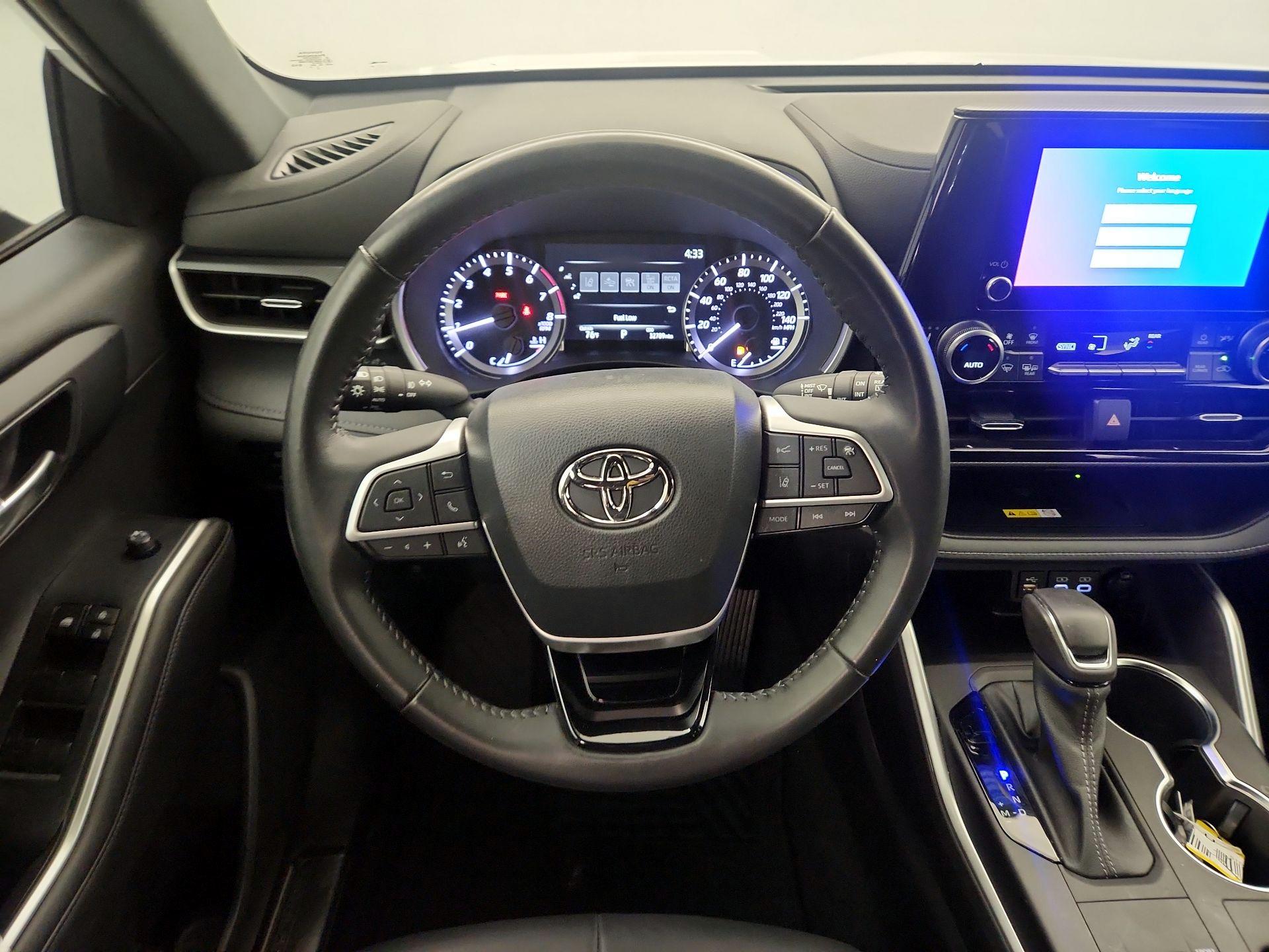 Thumbnail: 2023 Toyota Highlander - 10