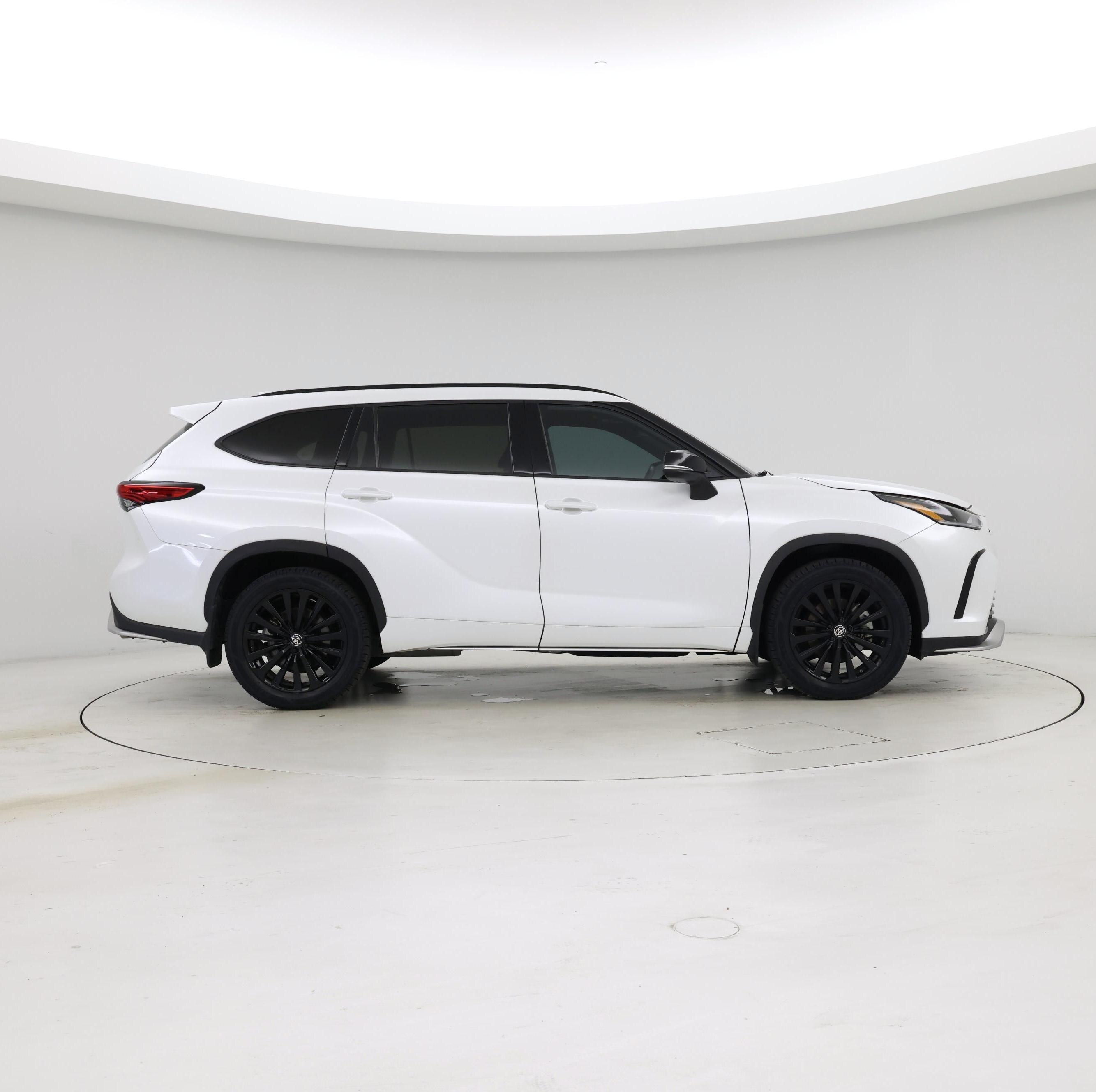 Thumbnail: 2023 Toyota Highlander - 7