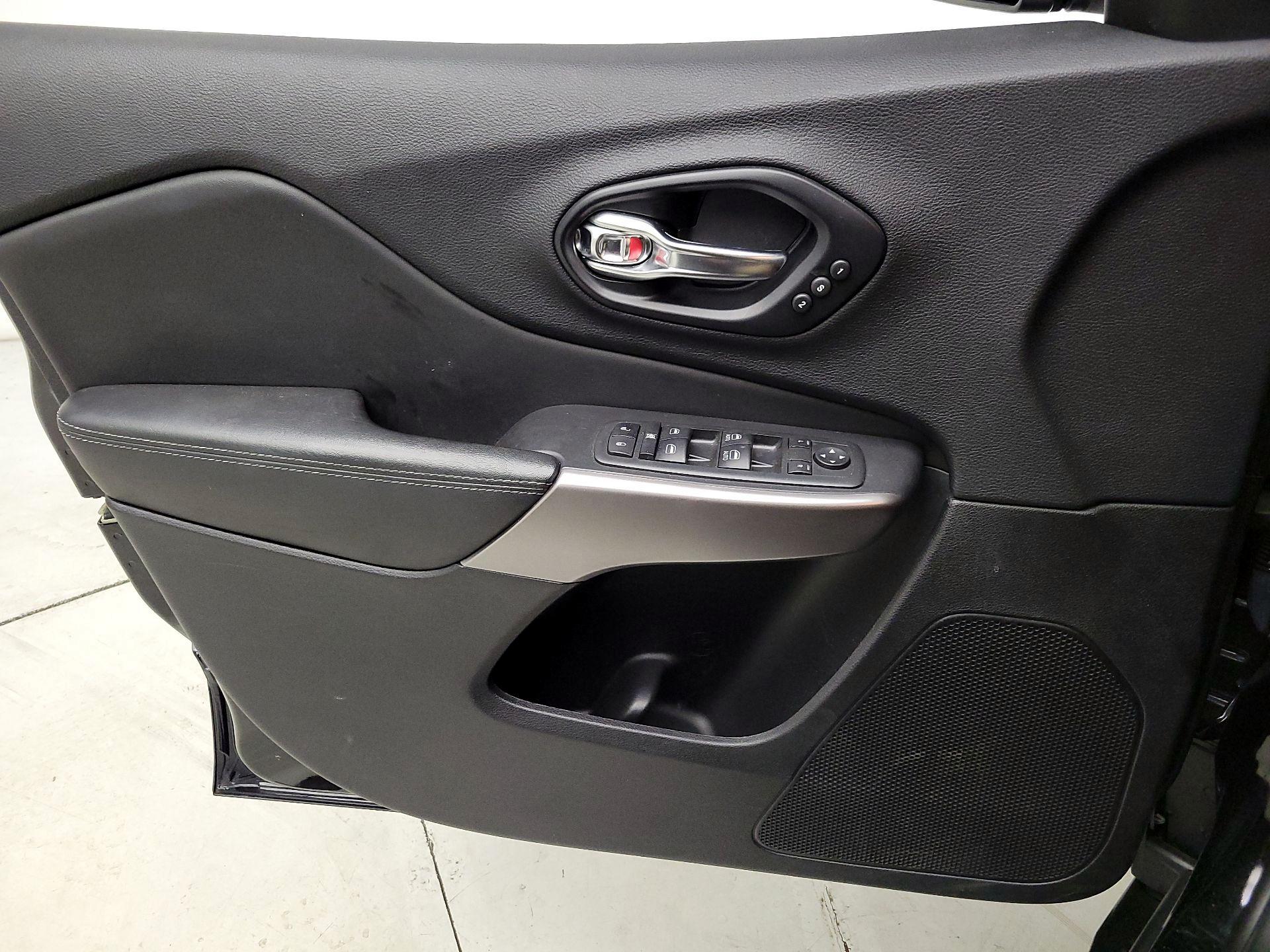 Thumbnail: 2021 Jeep Cherokee - 12