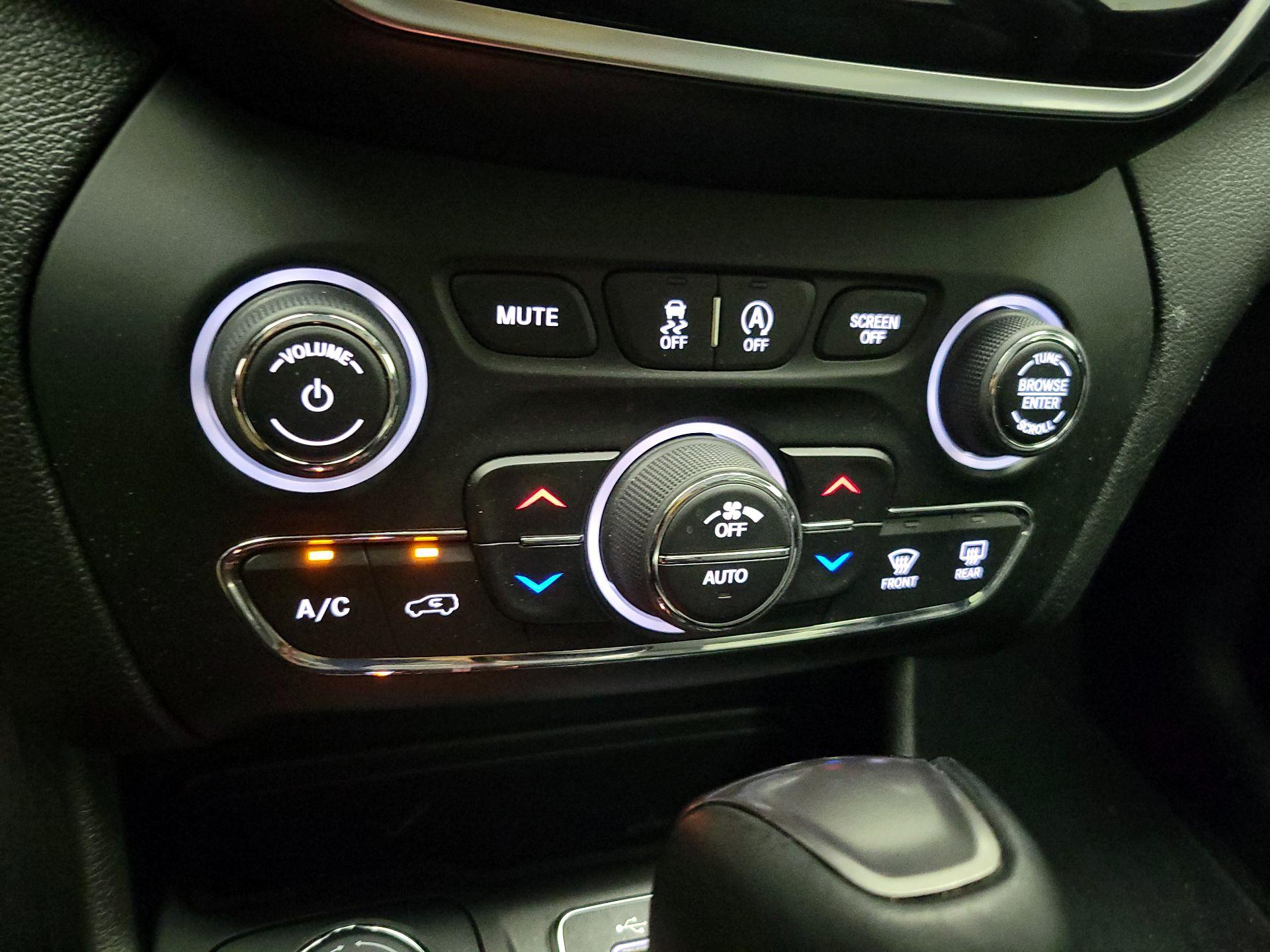 Thumbnail: 2021 Jeep Cherokee - 16