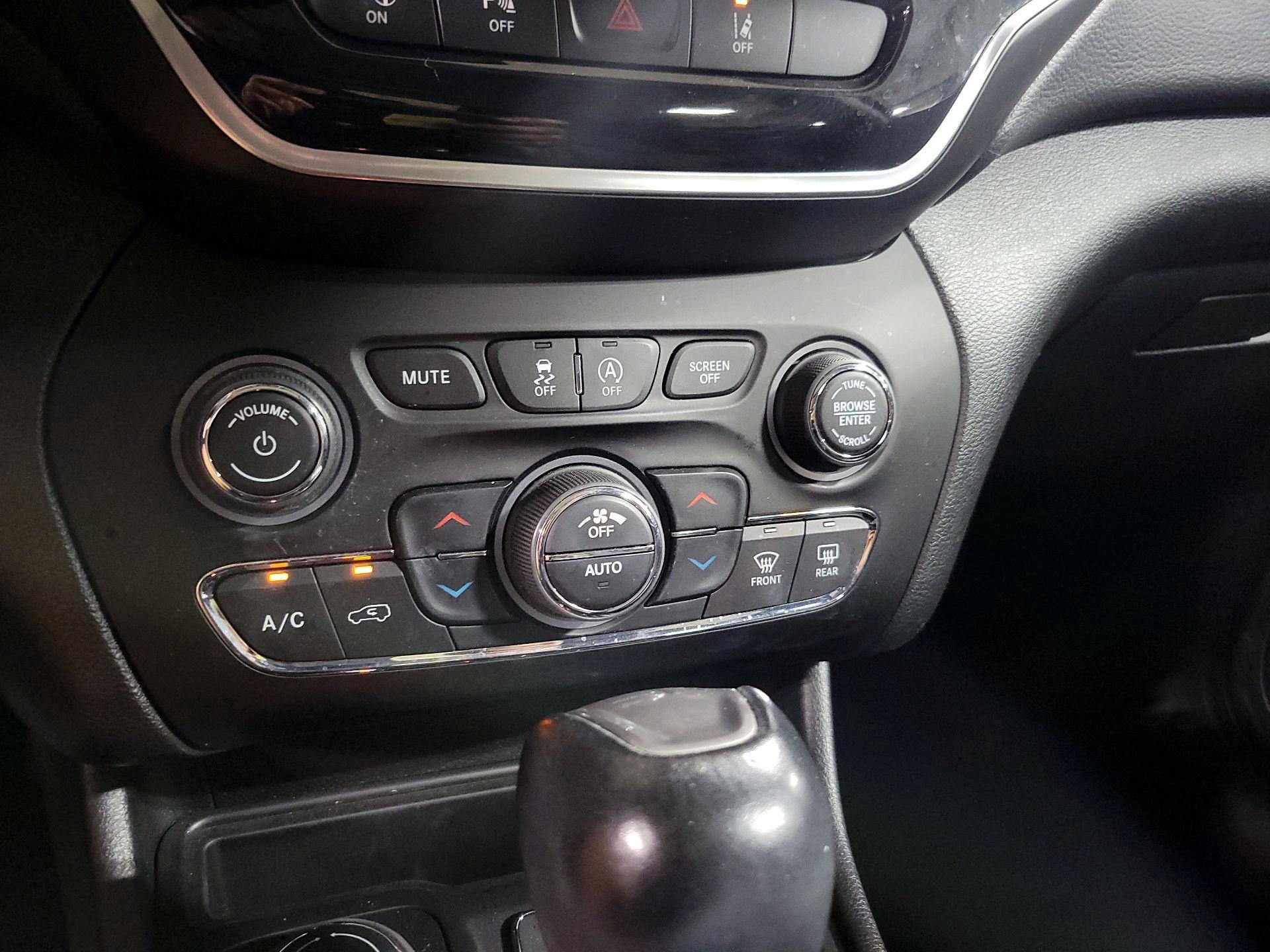 Thumbnail: 2021 Jeep Cherokee - 16