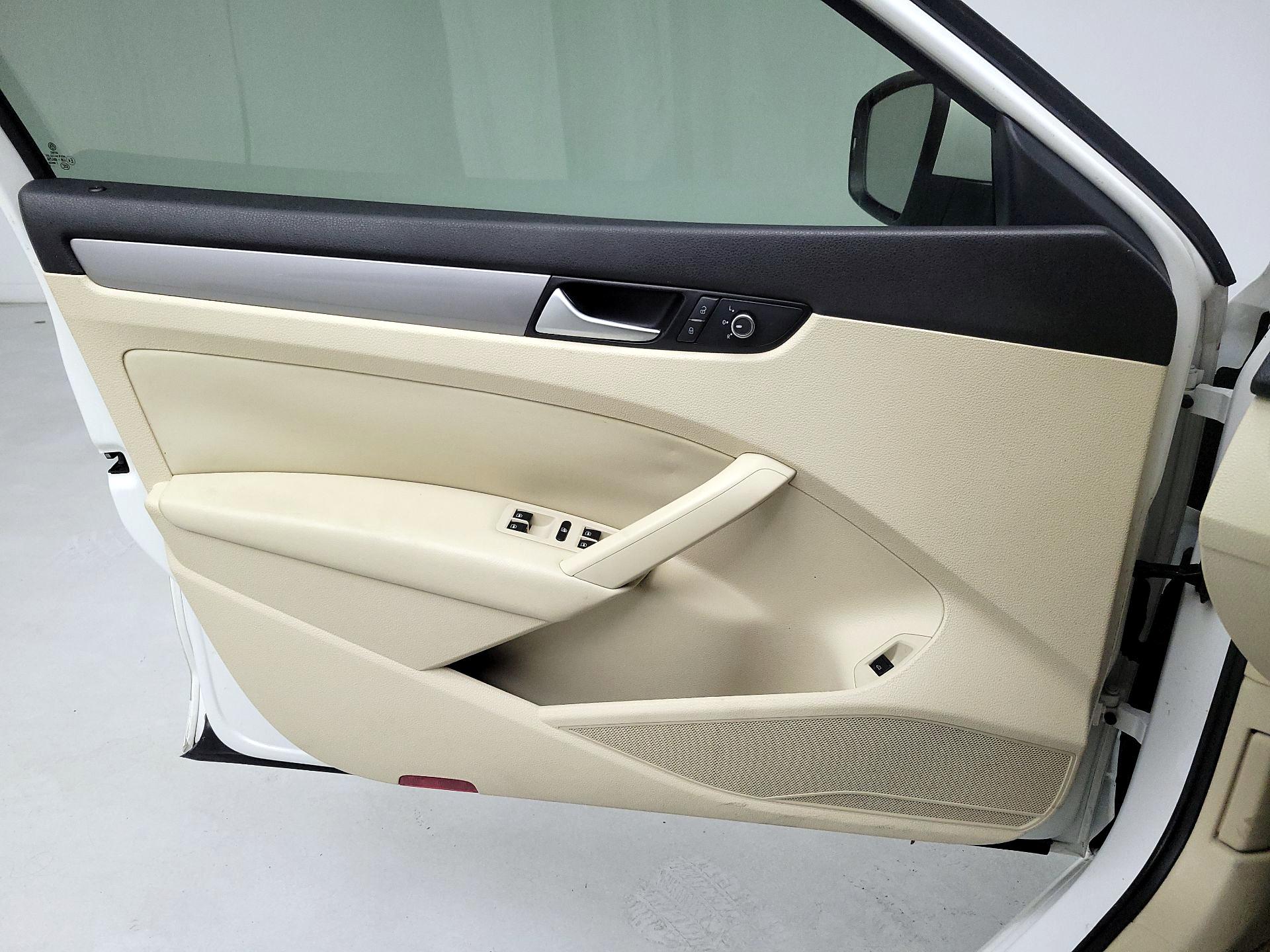Thumbnail: 2015 Volkswagen Passat - 10
