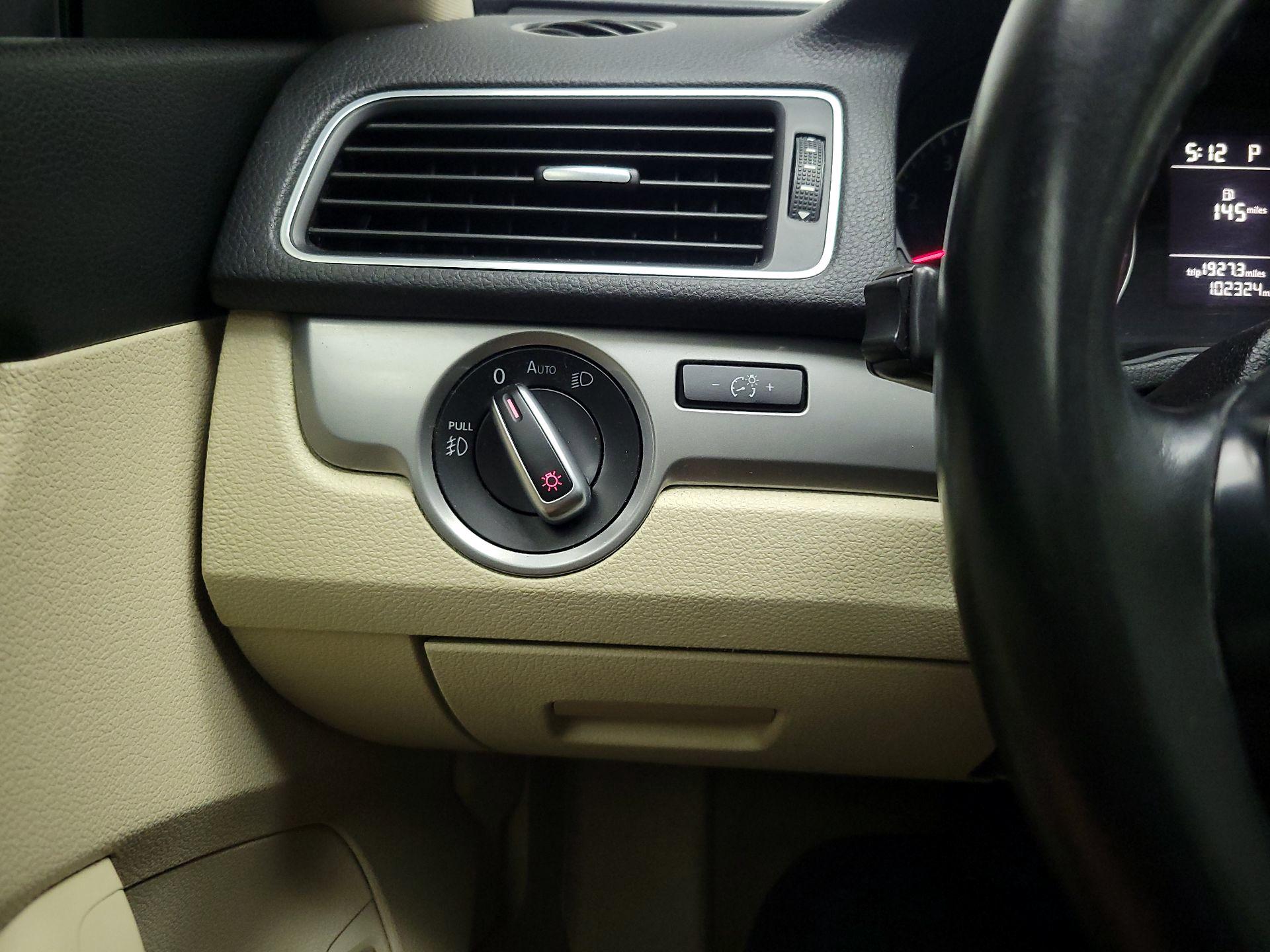 Thumbnail: 2015 Volkswagen Passat - 11