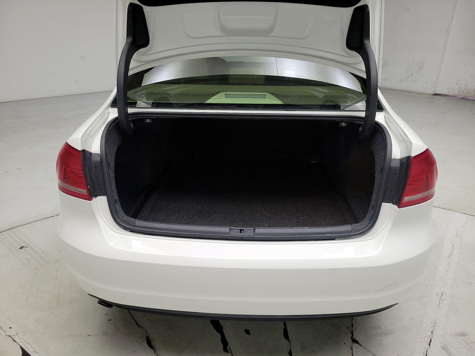 Thumbnail: 2015 Volkswagen Passat - 17