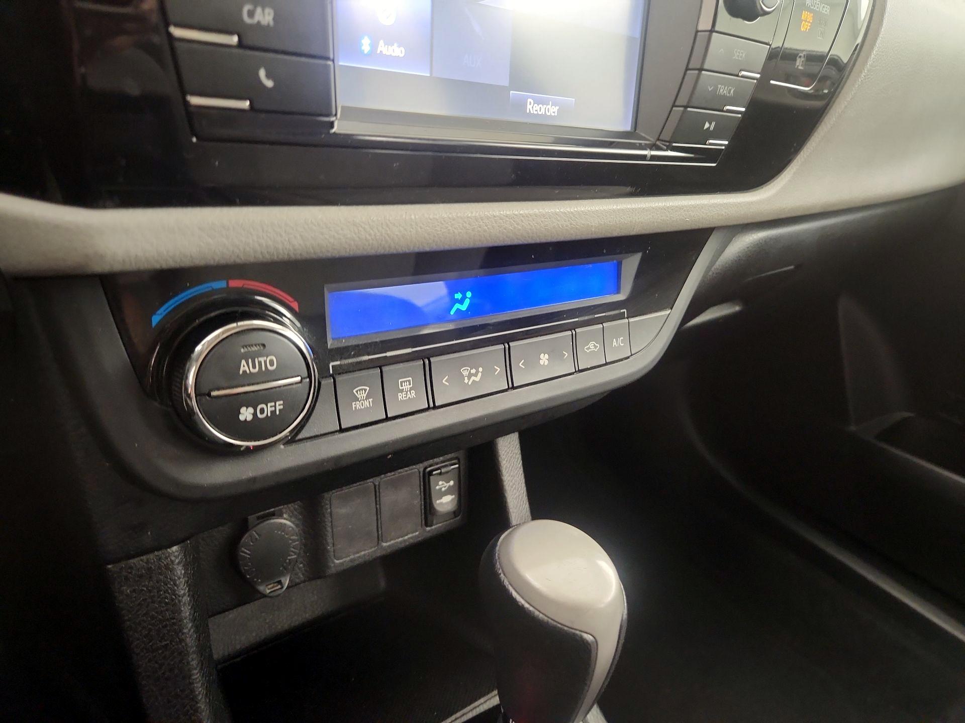 Thumbnail: 2015 Toyota Corolla - 16