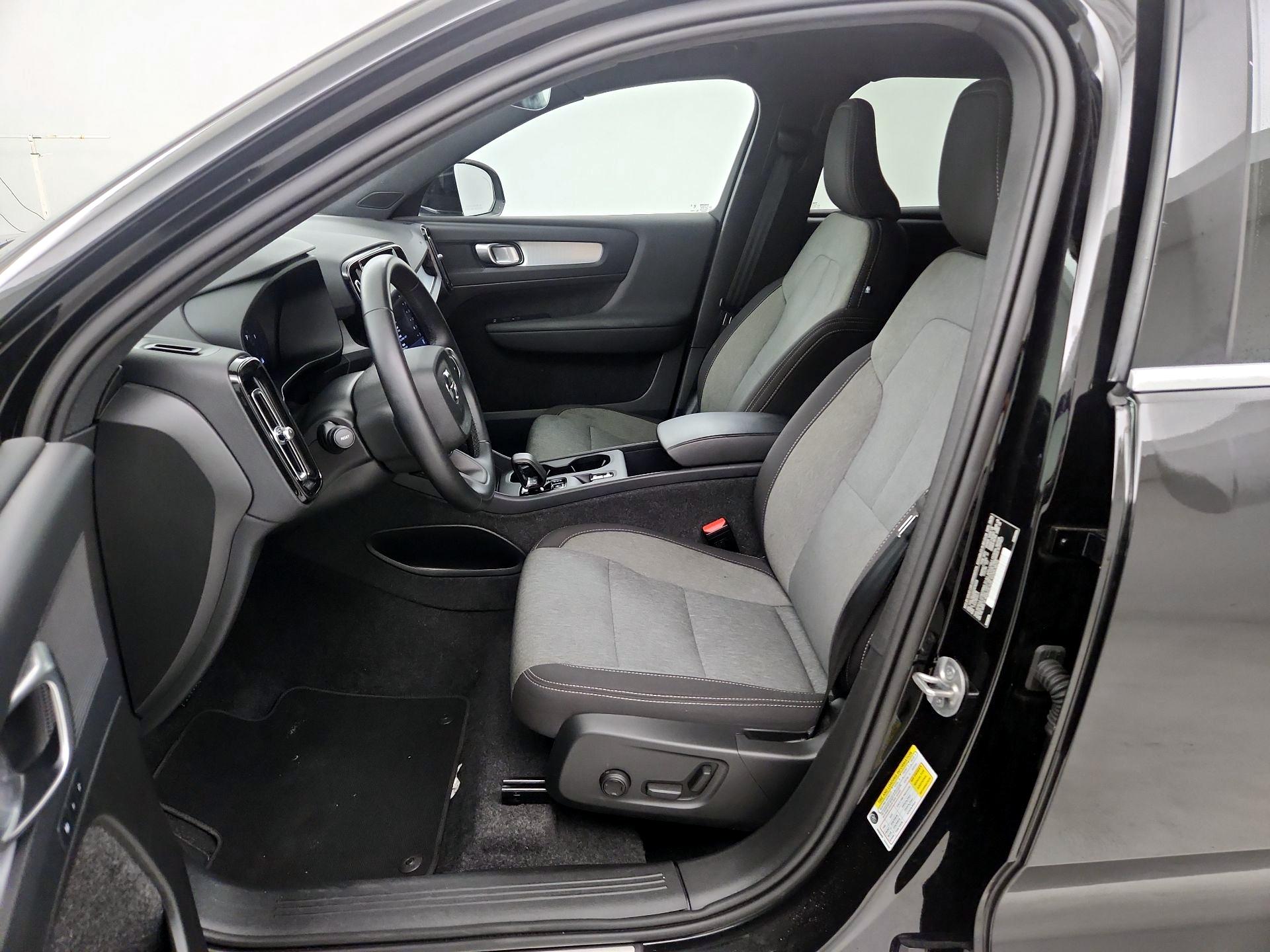 Thumbnail: 2025 Volvo XC40 - 9