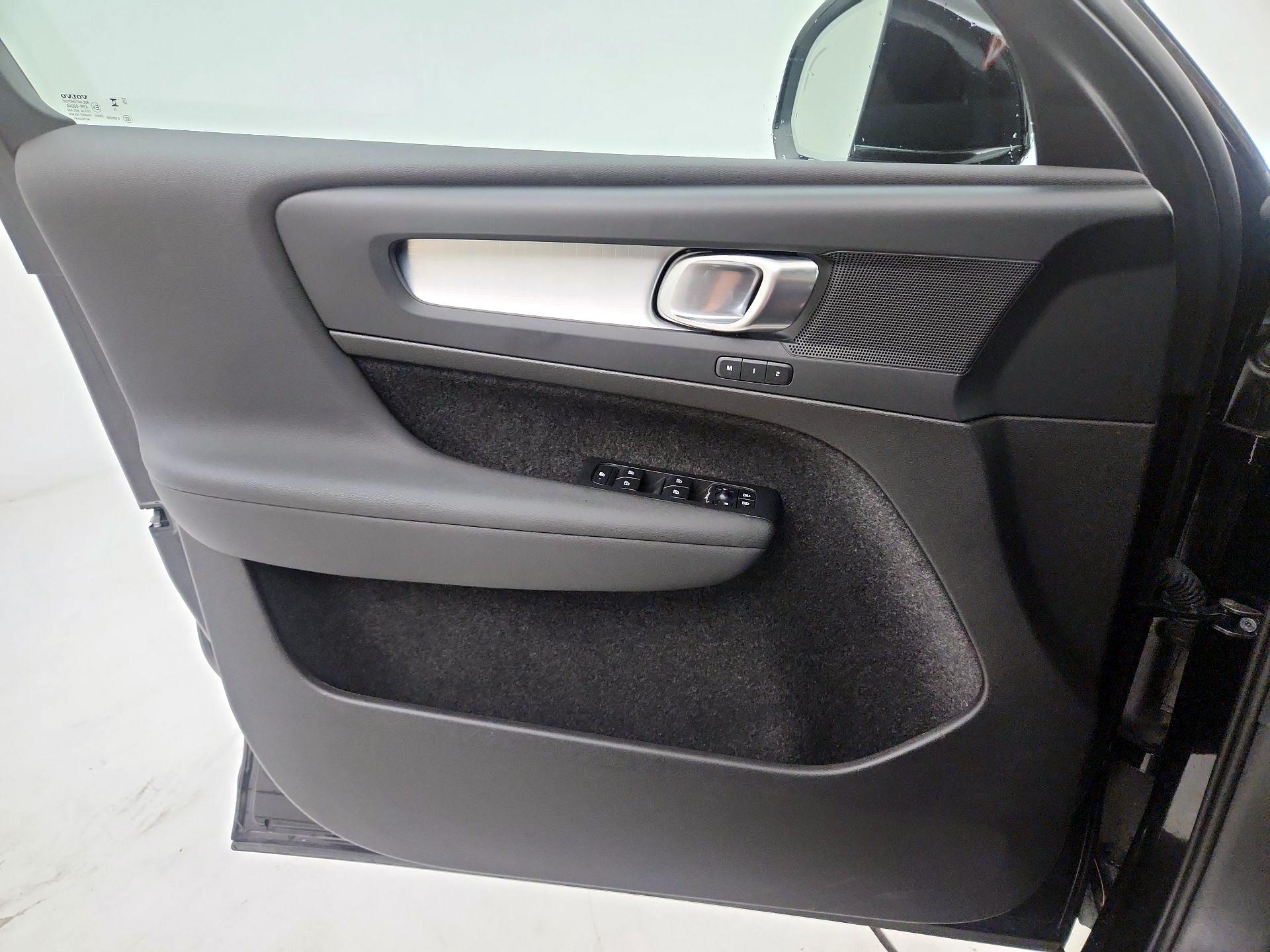 Thumbnail: 2025 Volvo XC40 - 10